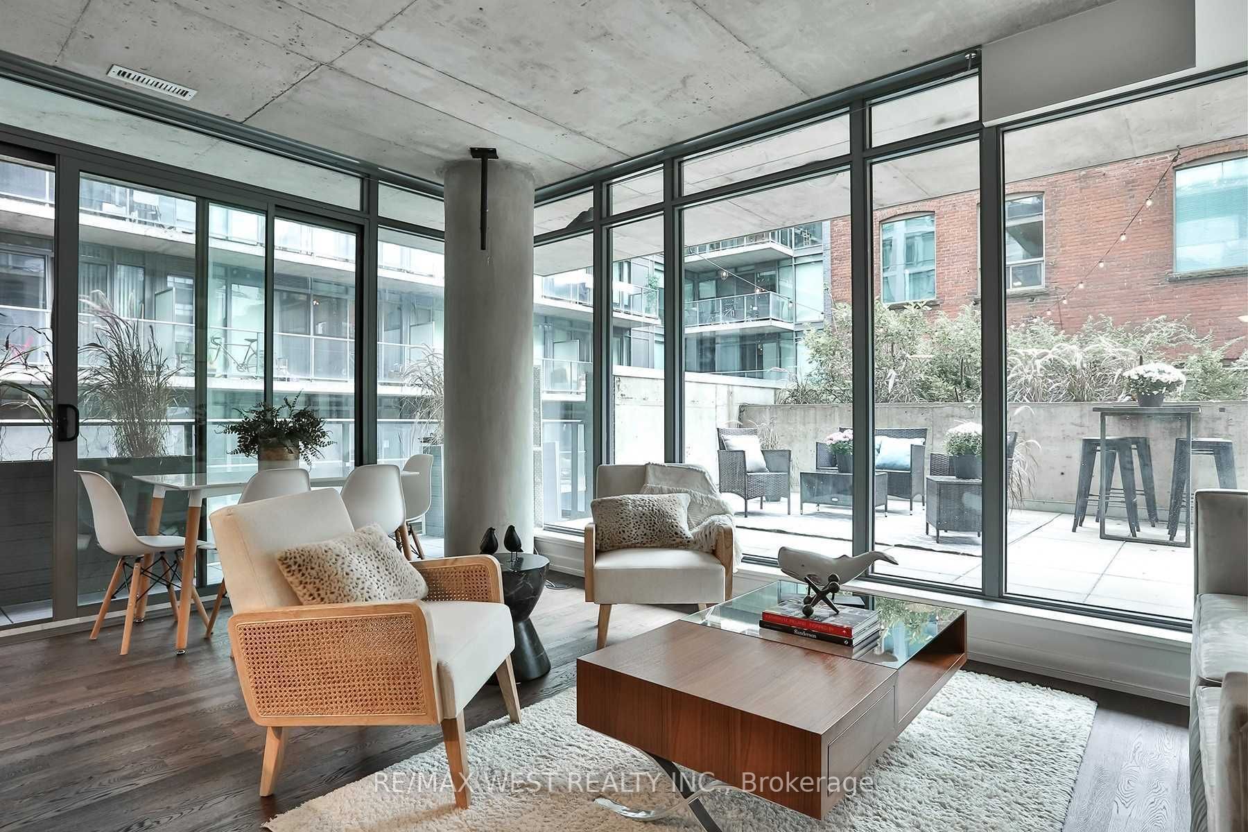 95 Bathurst St, #218