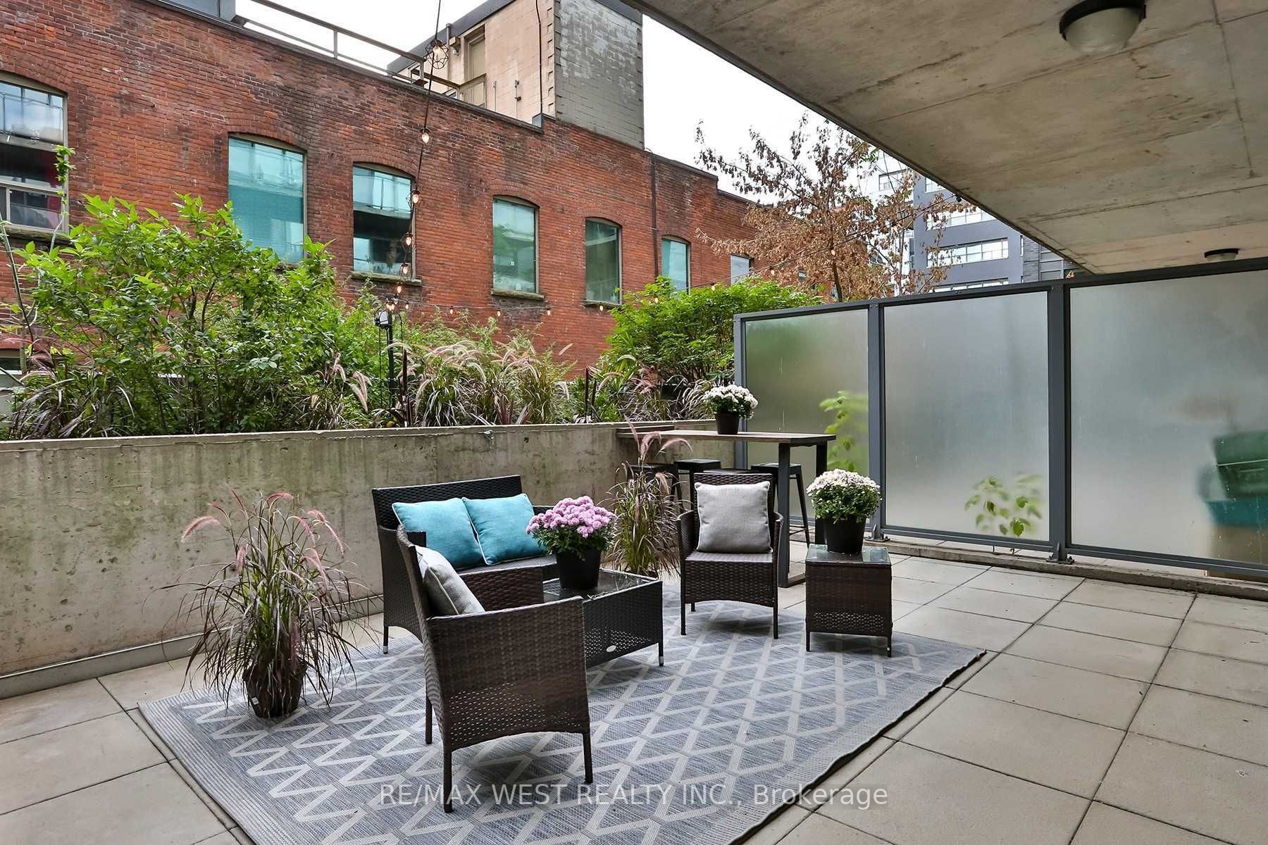 95 Bathurst St, #218