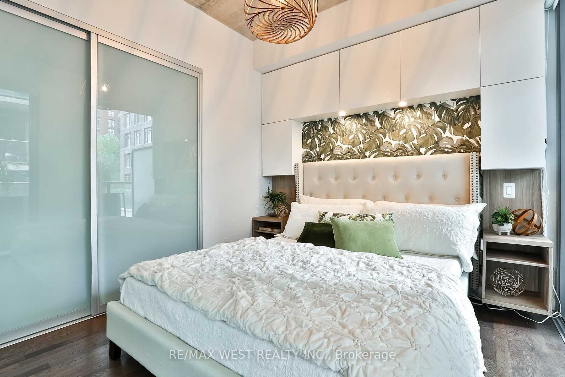 95 Bathurst St, #218