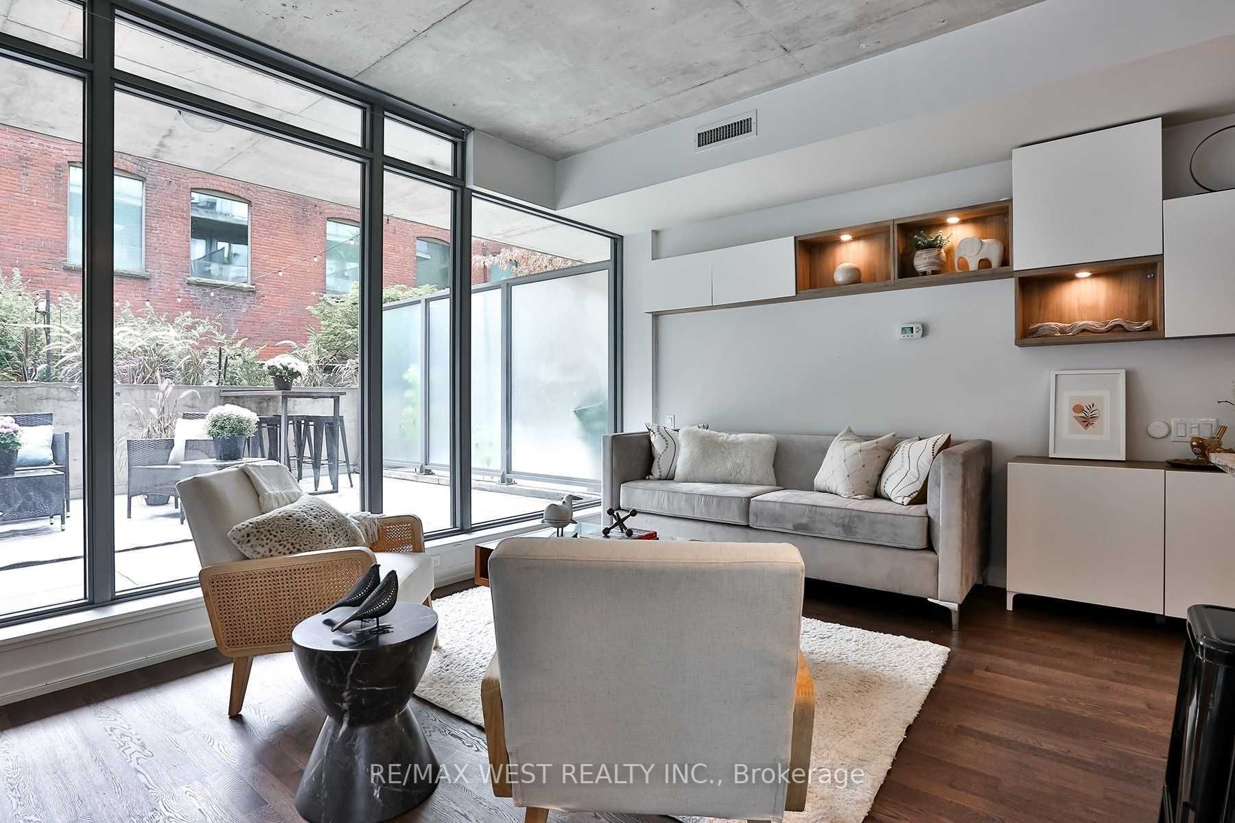 95 Bathurst St, #218