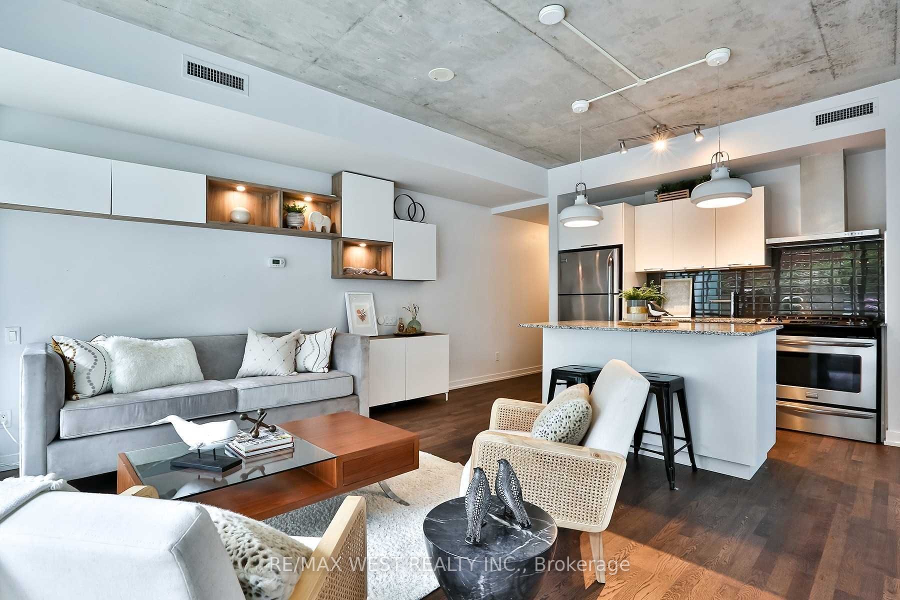 95 Bathurst St, #218
