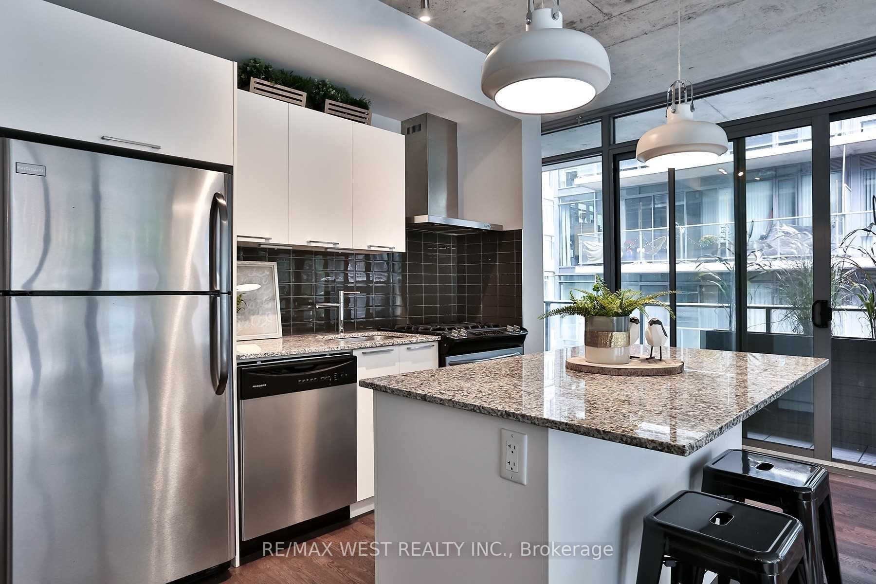 95 Bathurst St, #218