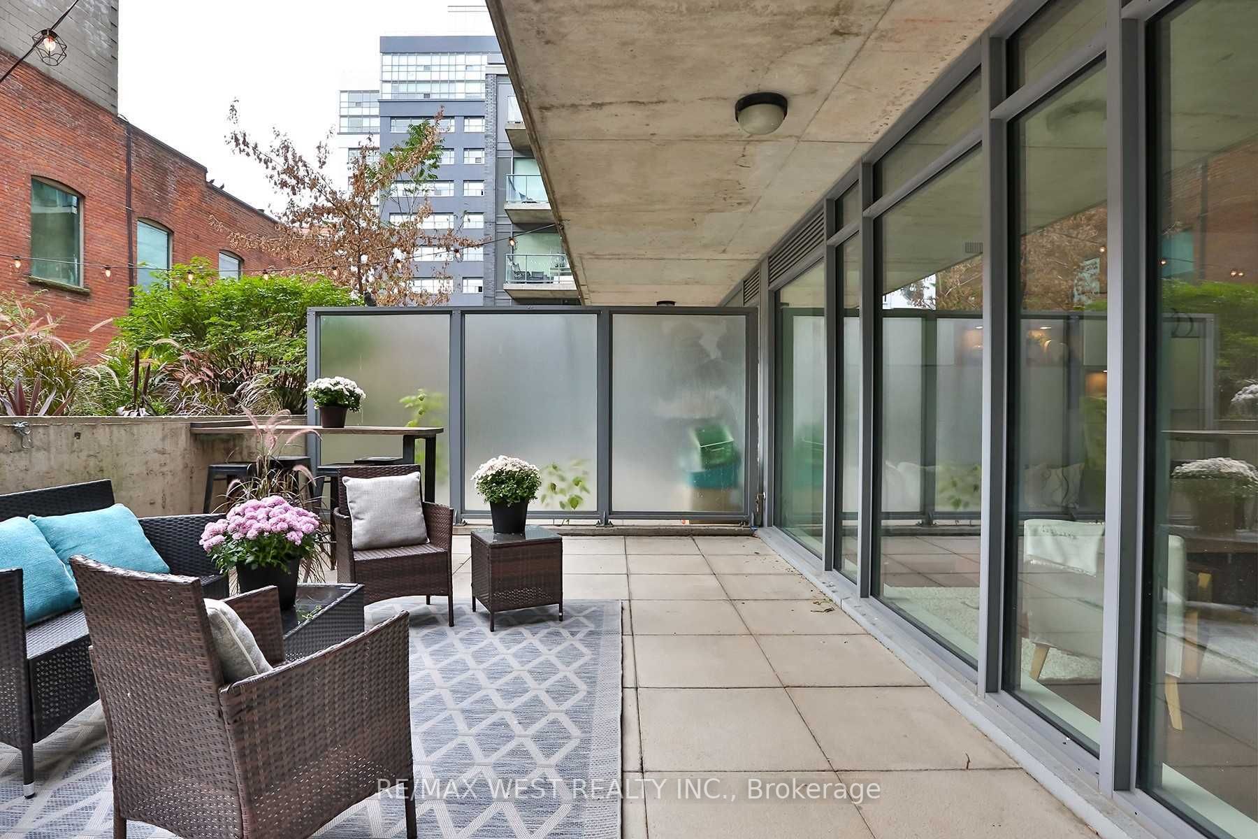 95 Bathurst St, #218