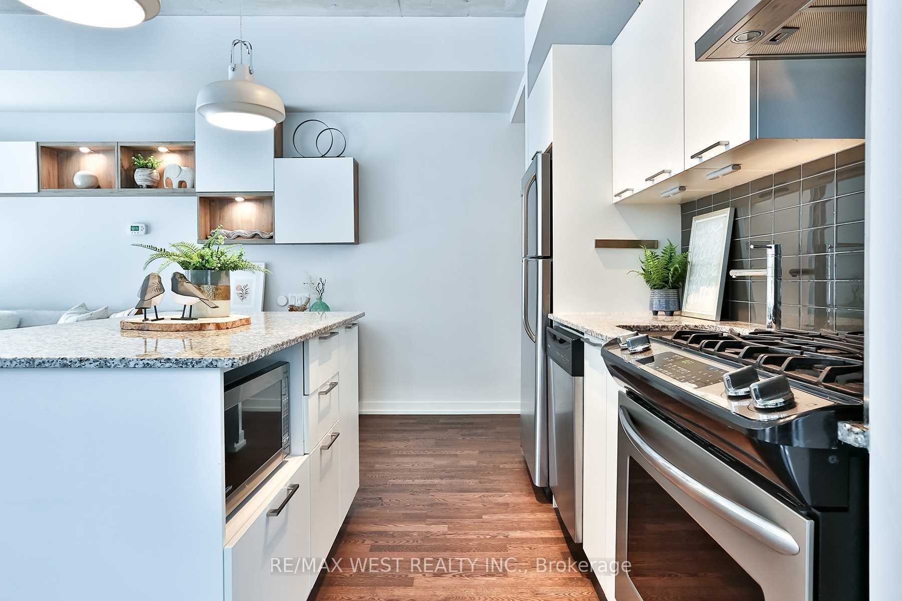 95 Bathurst St, #218
