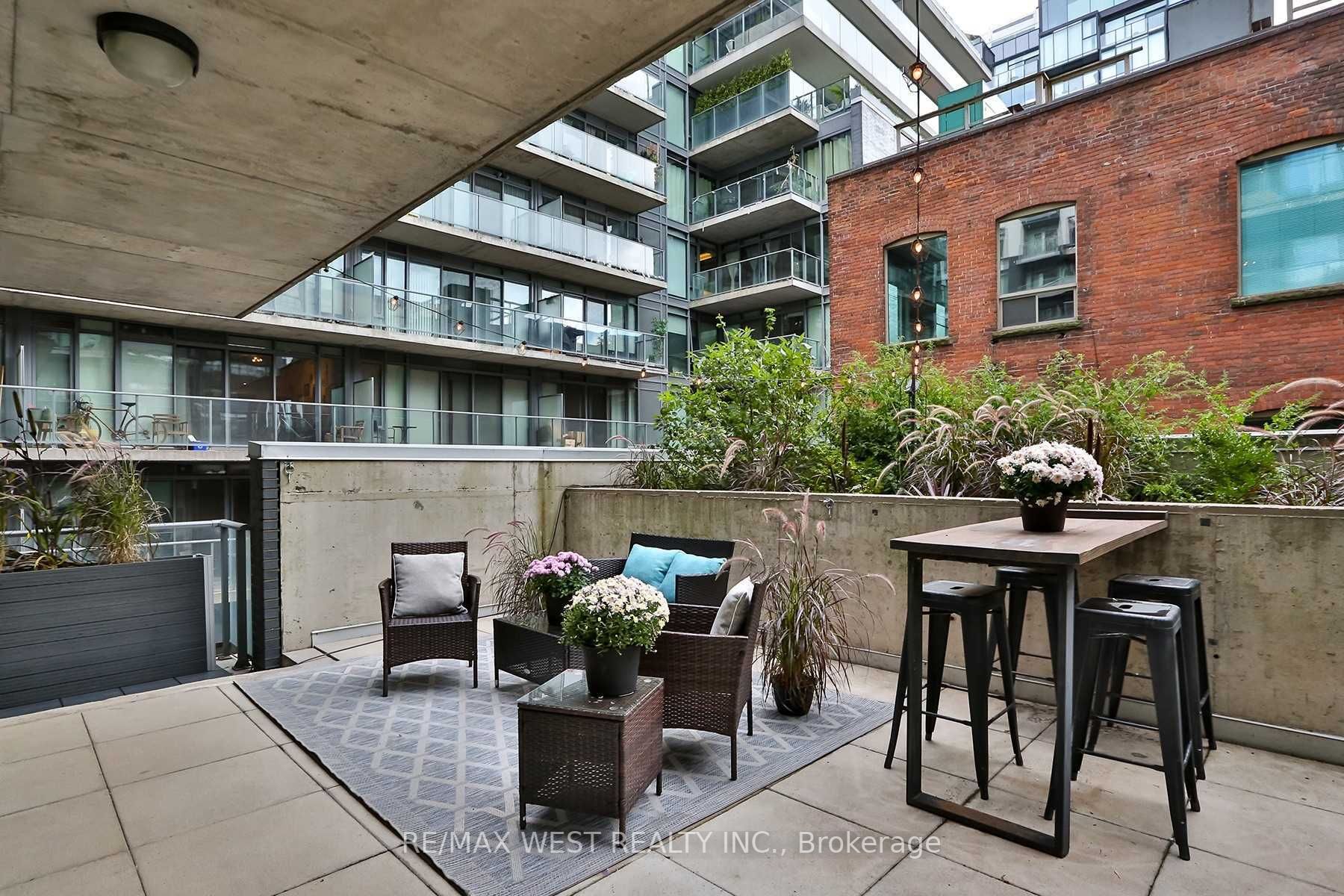 95 Bathurst St, #218