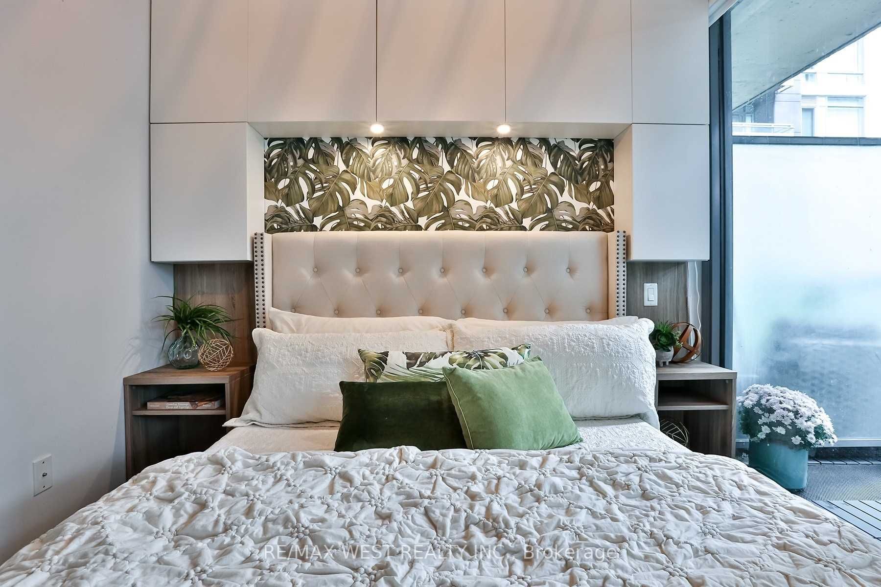 95 Bathurst St, #218