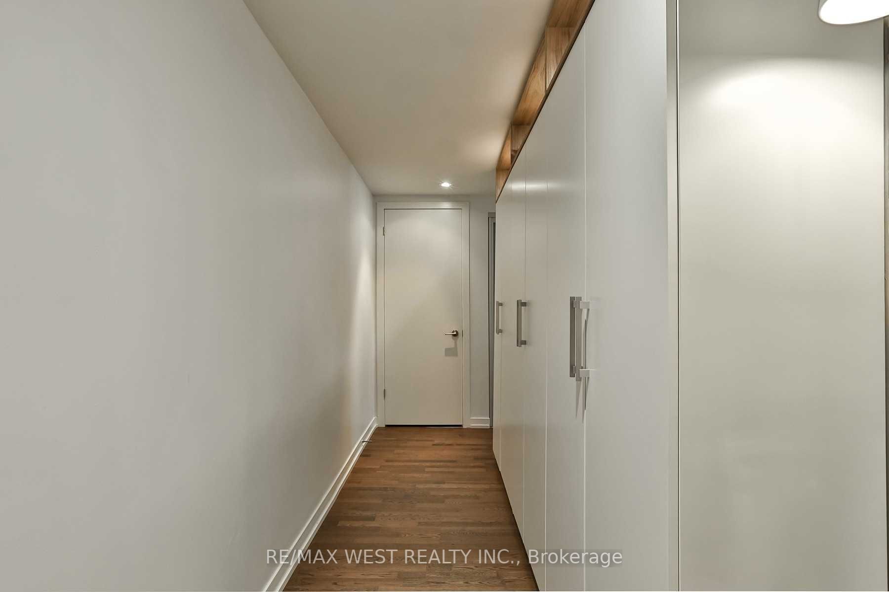 95 Bathurst St, #218