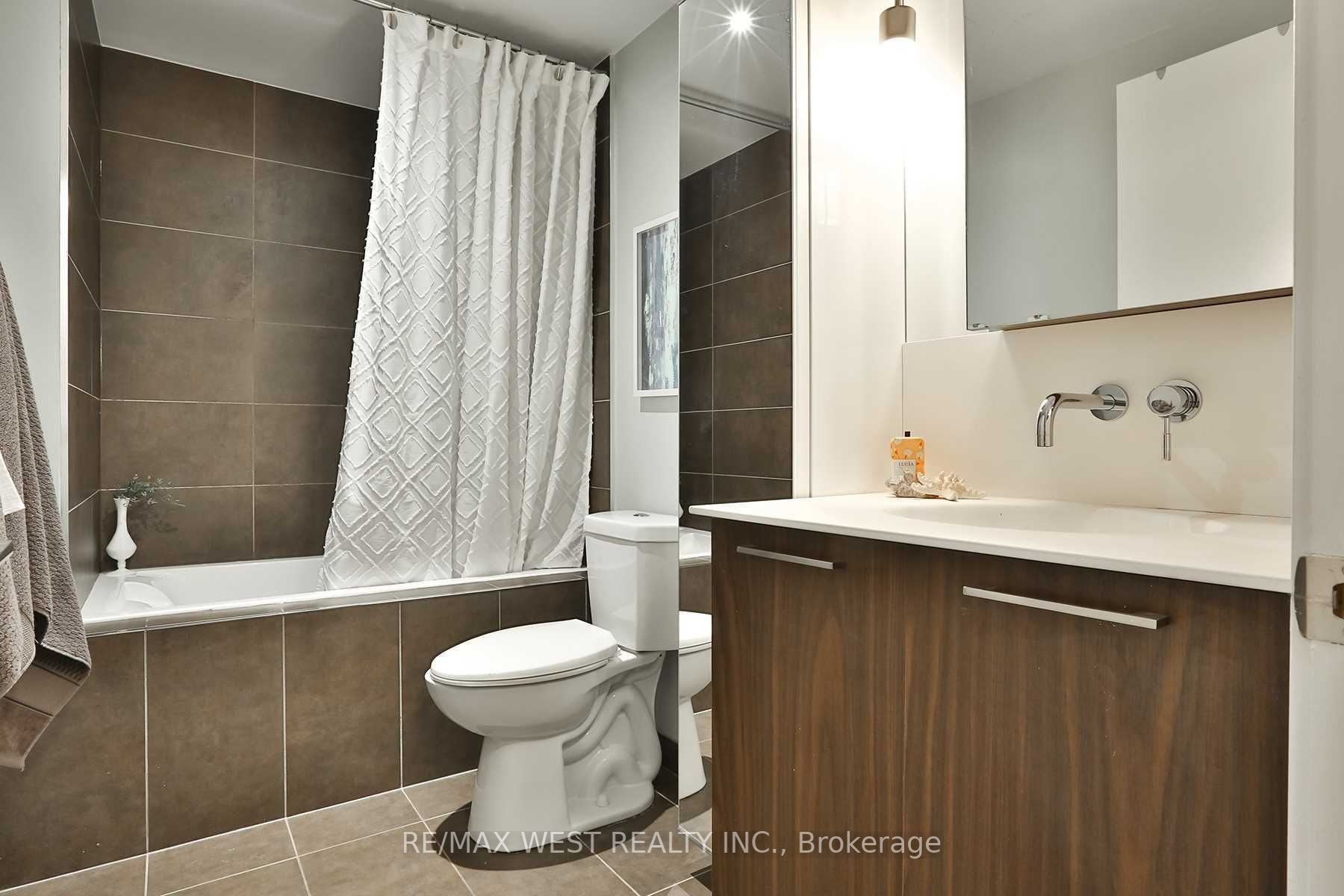 95 Bathurst St, #218