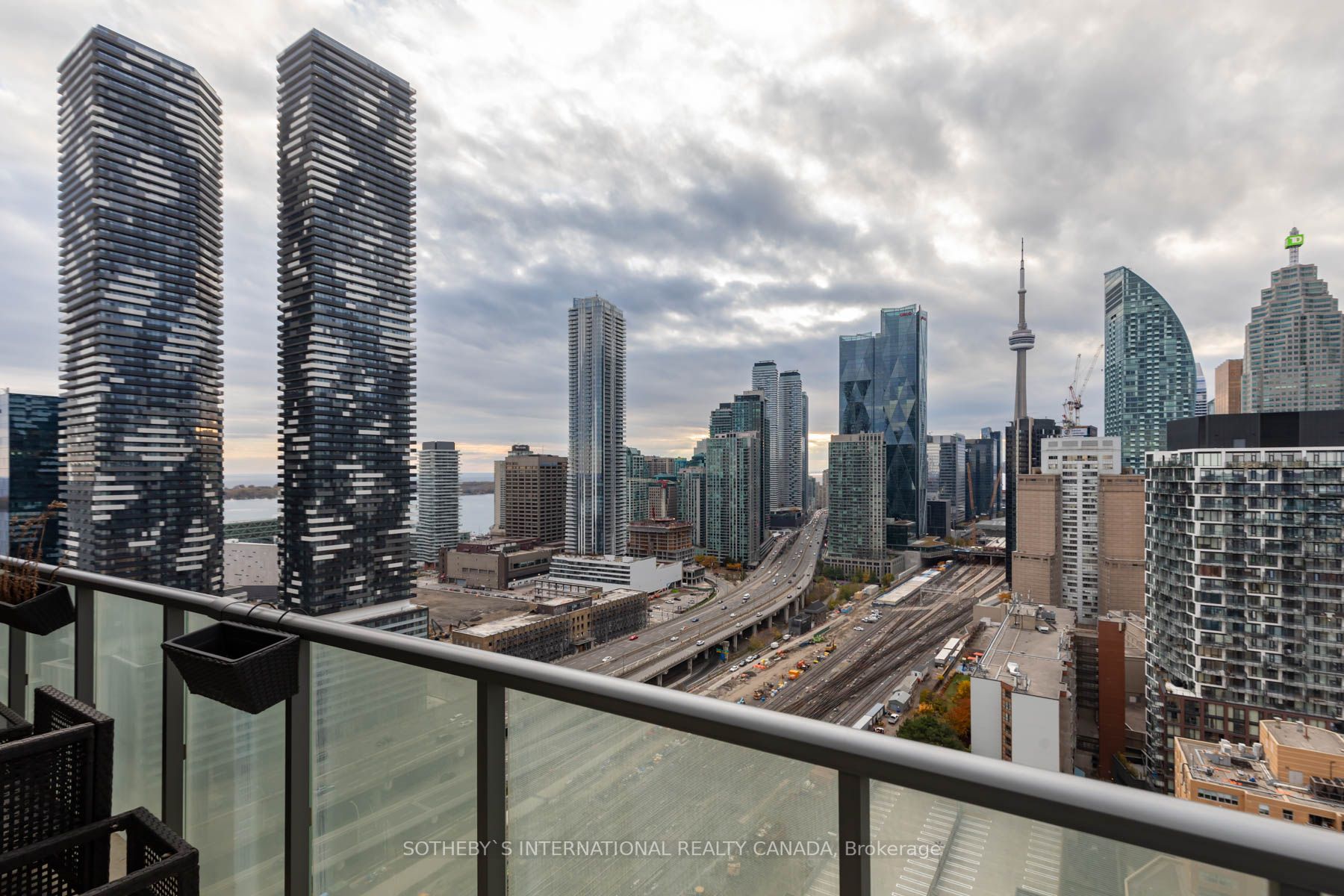 1 Market St, #2803