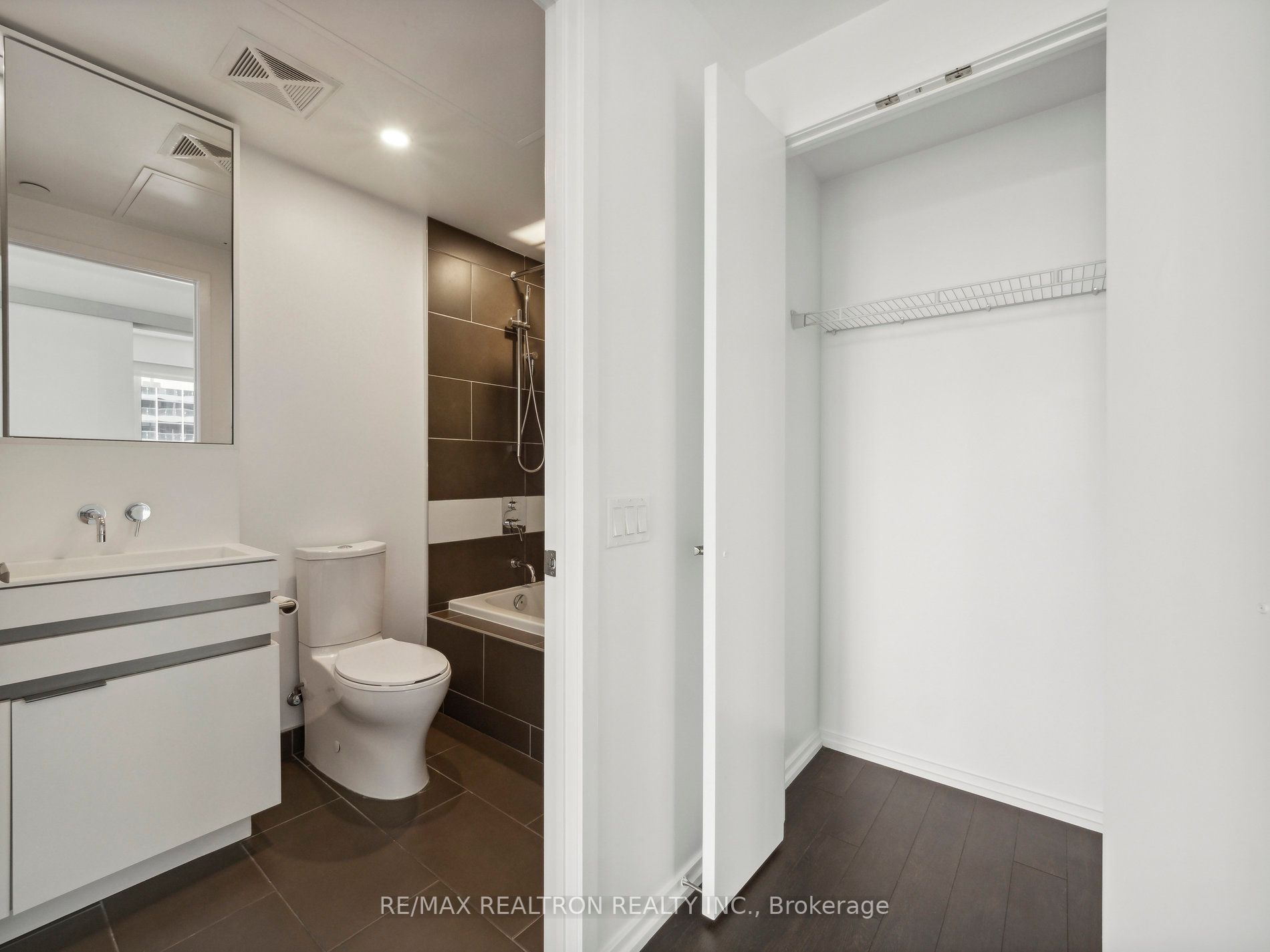 197 Yonge St, #1409
