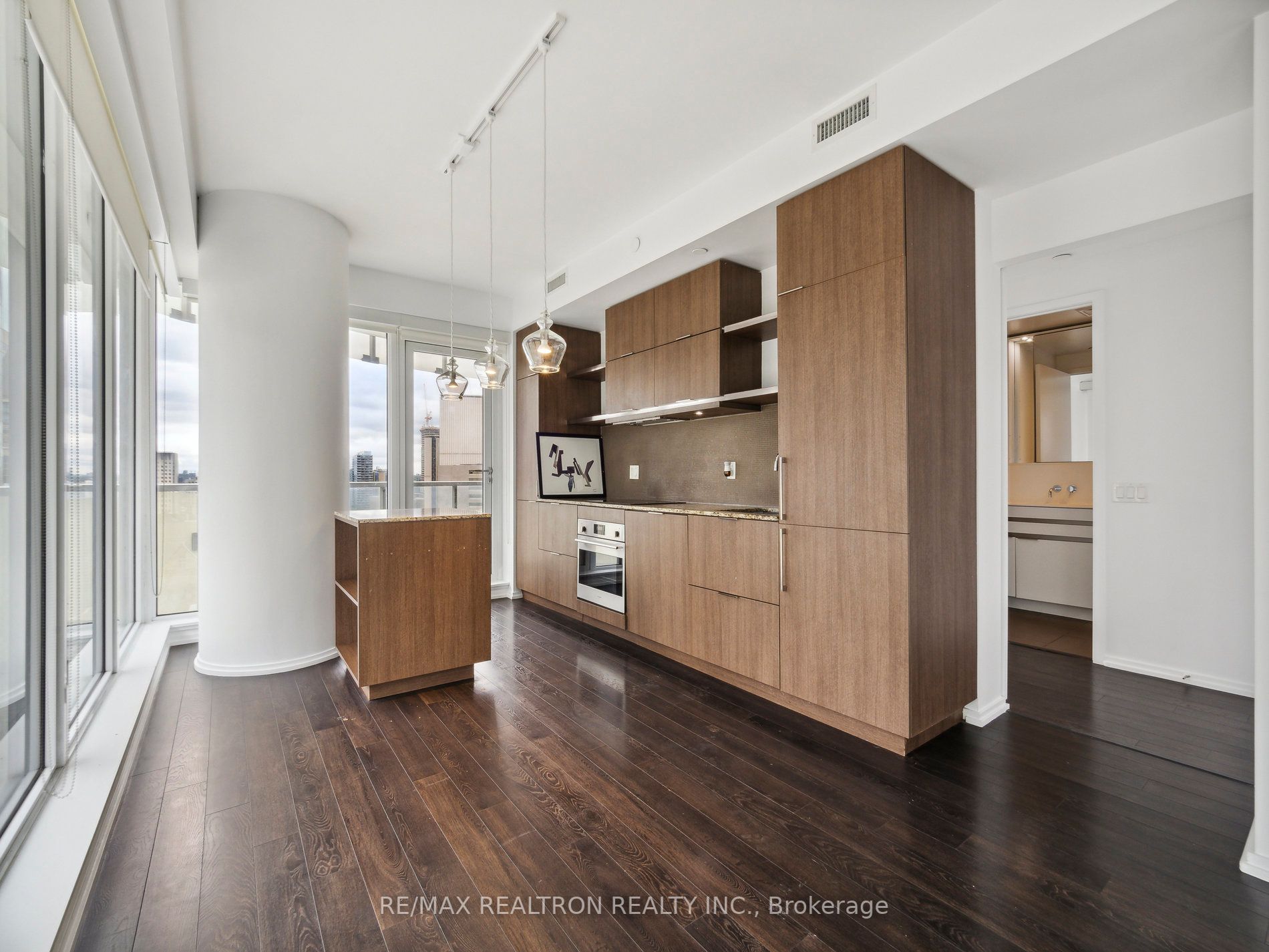 197 Yonge St, #1409