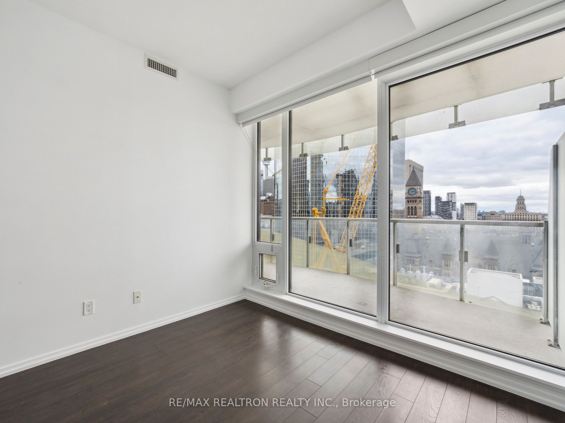 197 Yonge St, #1409