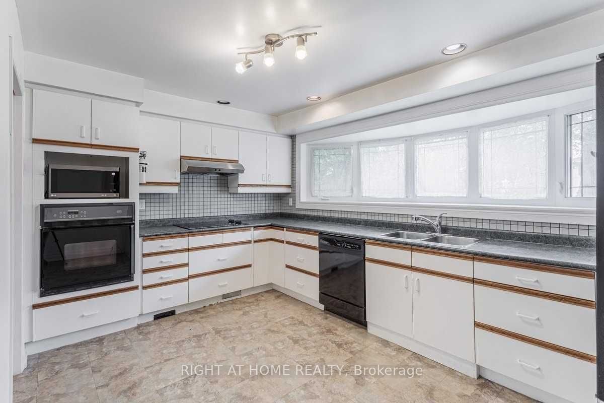 30 Hawksbury Dr