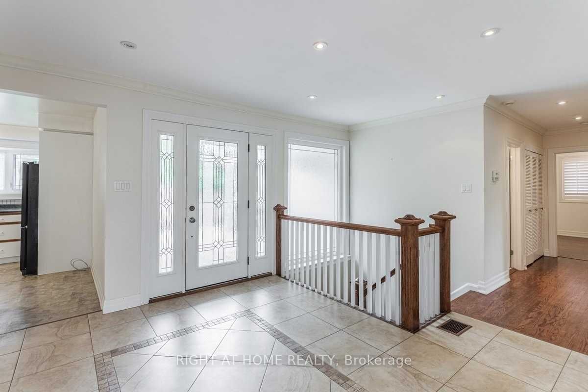 30 Hawksbury Dr