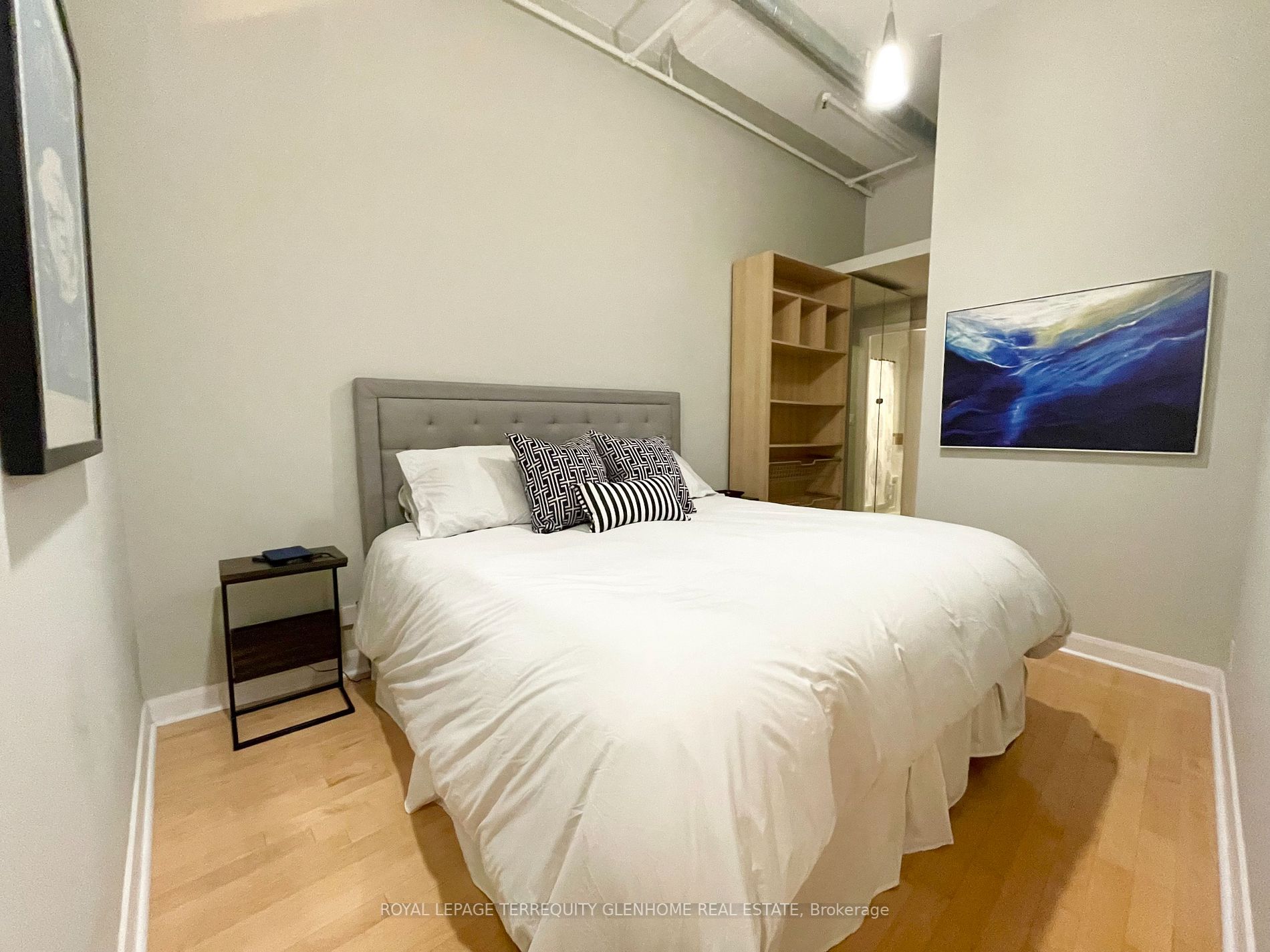 700 King St W, #514
