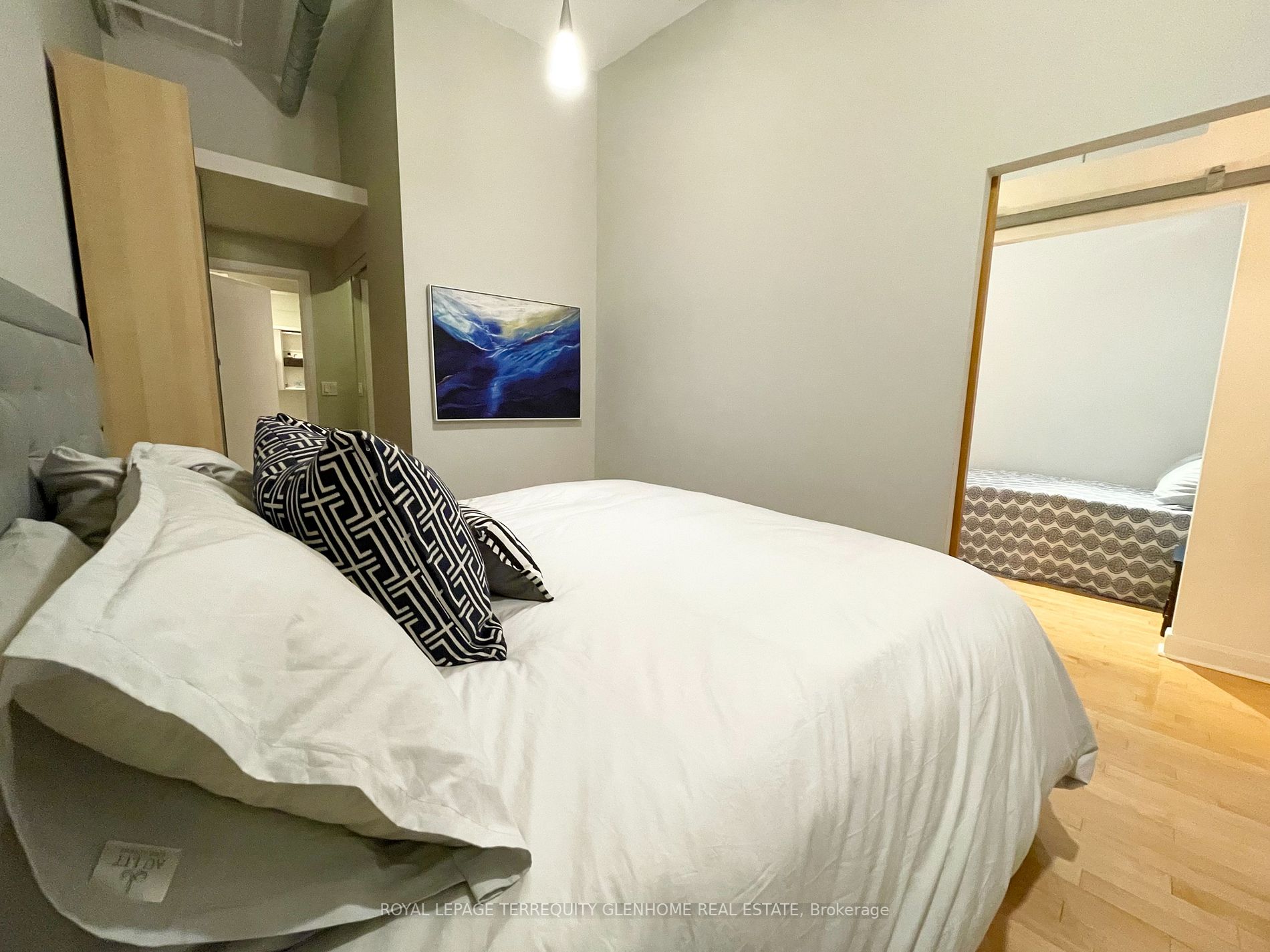 700 King St W, #514