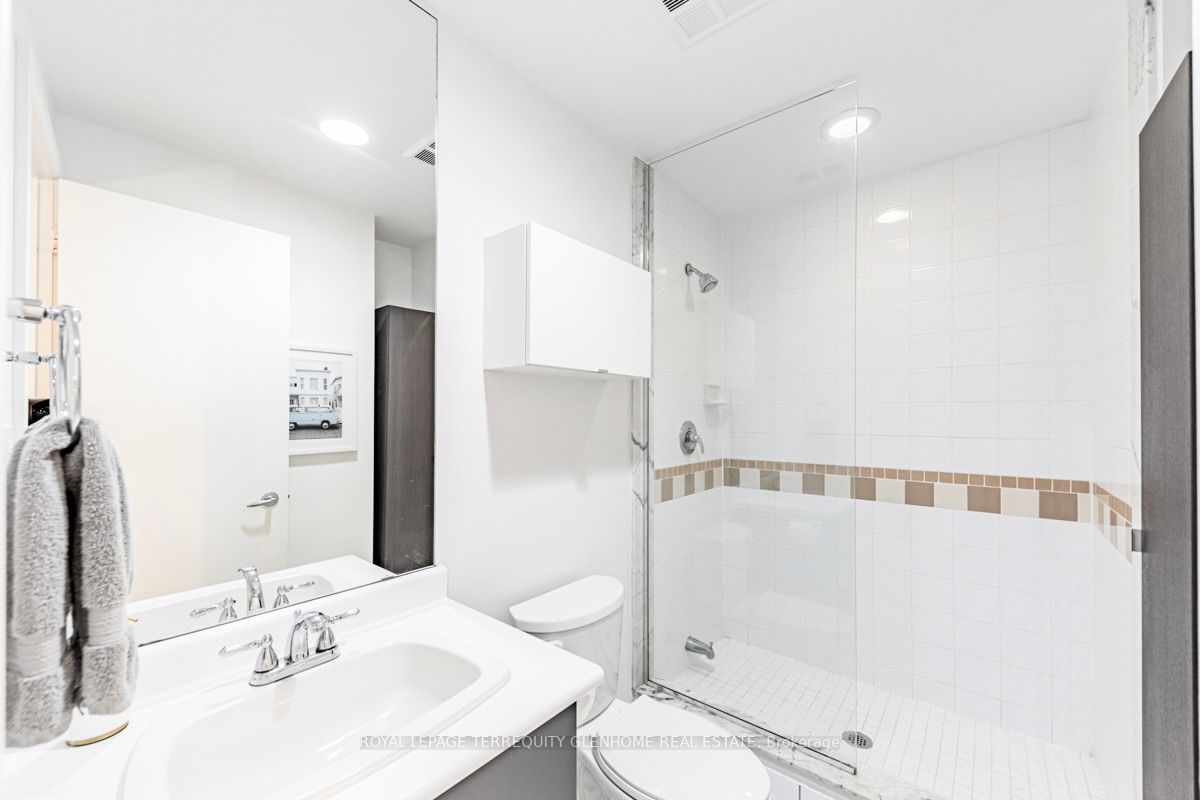700 King St W, #514