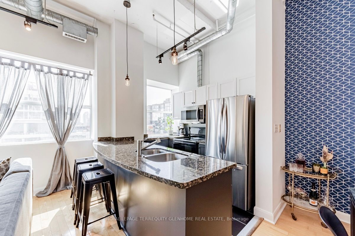 700 King St W, #514