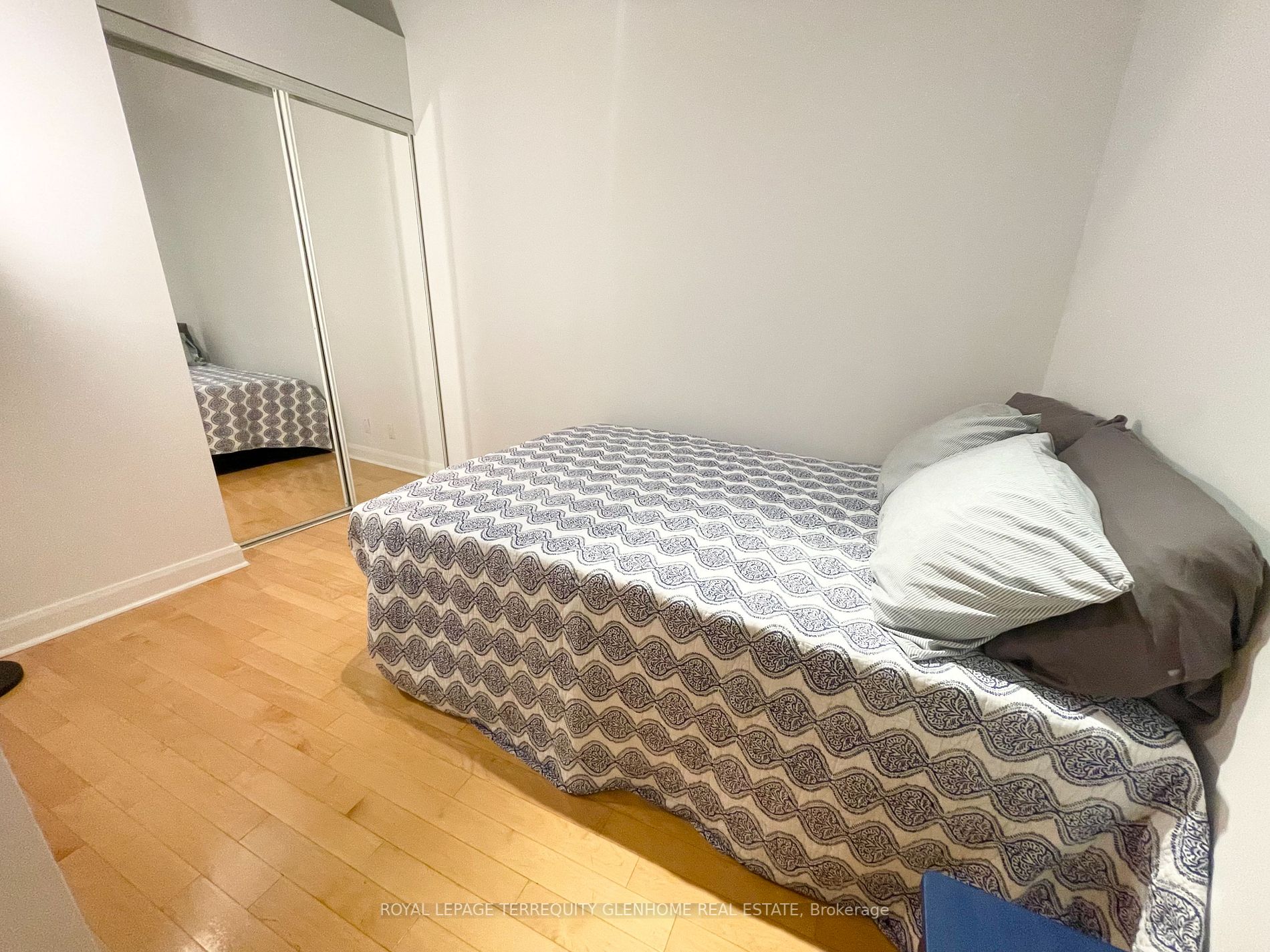 700 King St W, #514