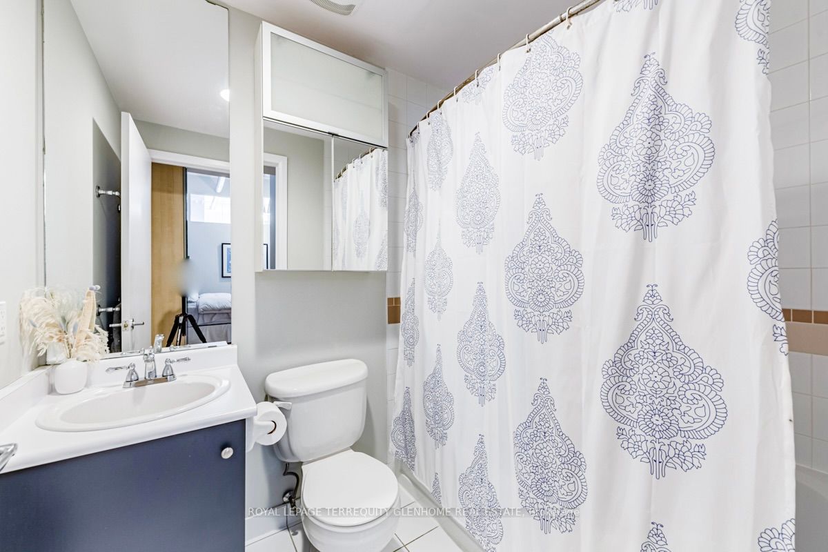 700 King St W, #514