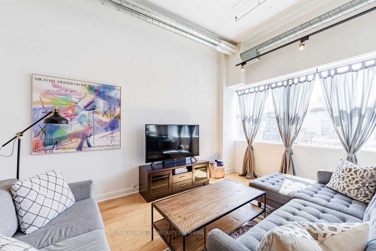 700 King St W, #514