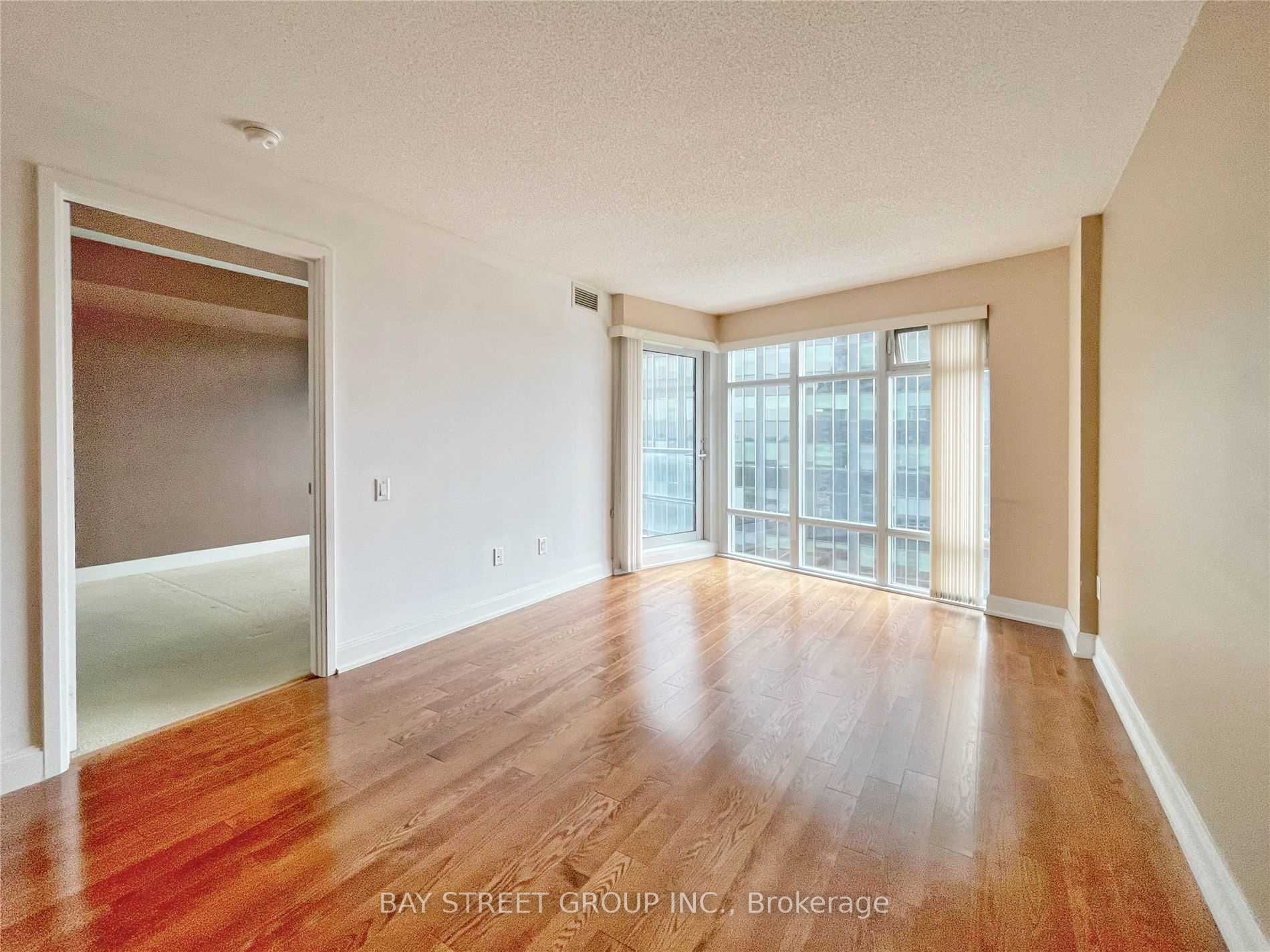 2181 Yonge St, #1406