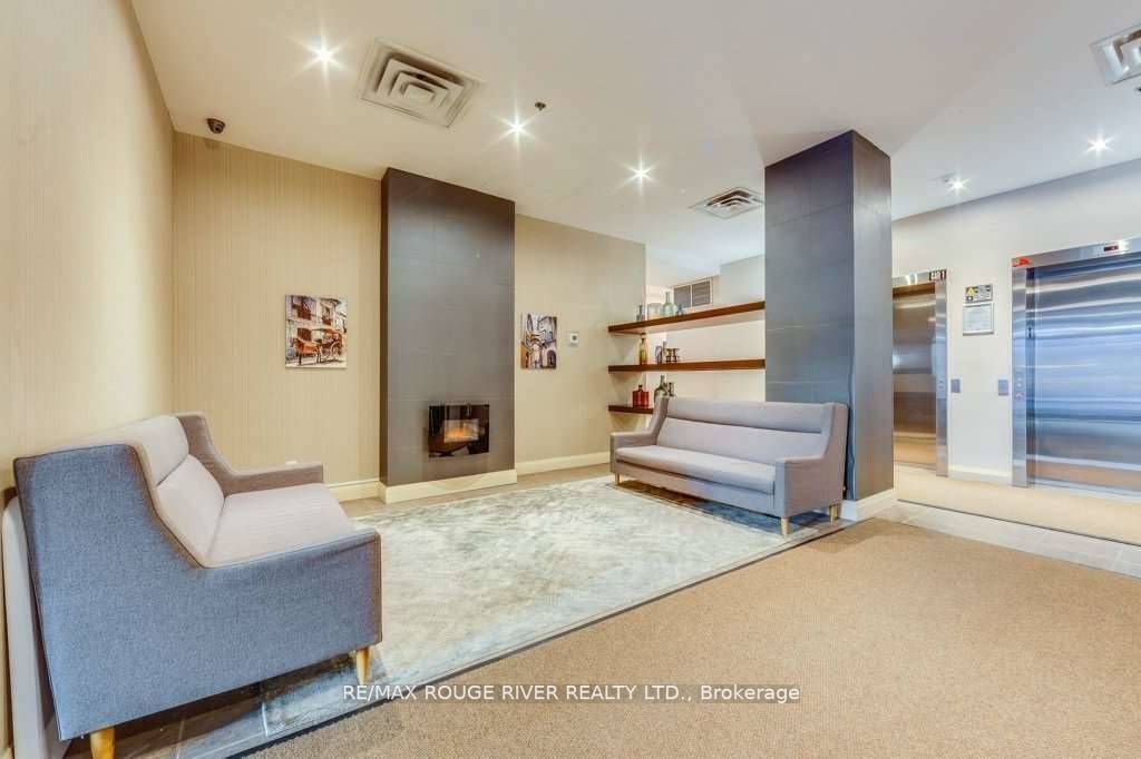 225 Wellesley St E, #813