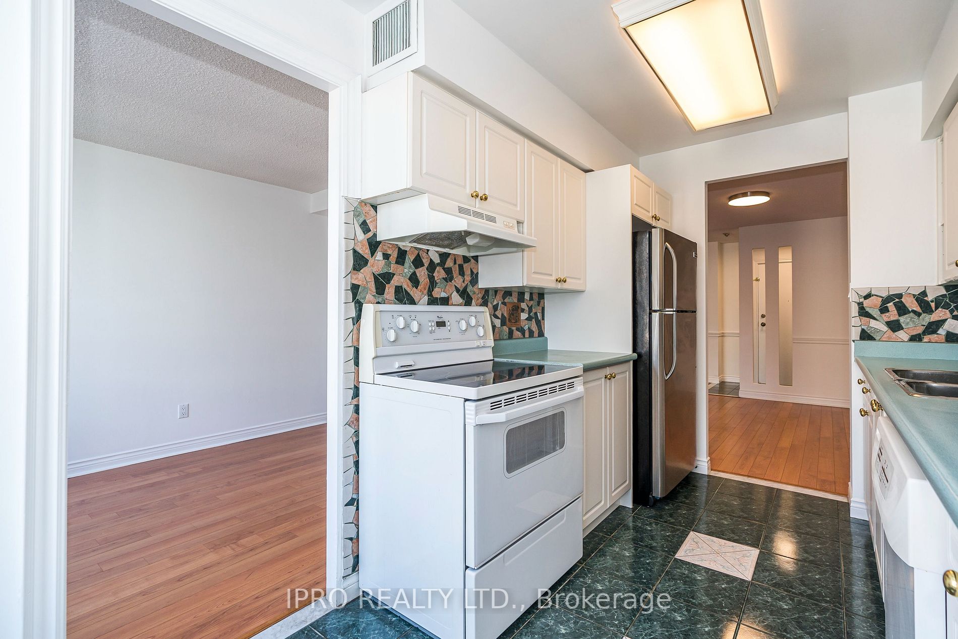 633 Bay St, #2403