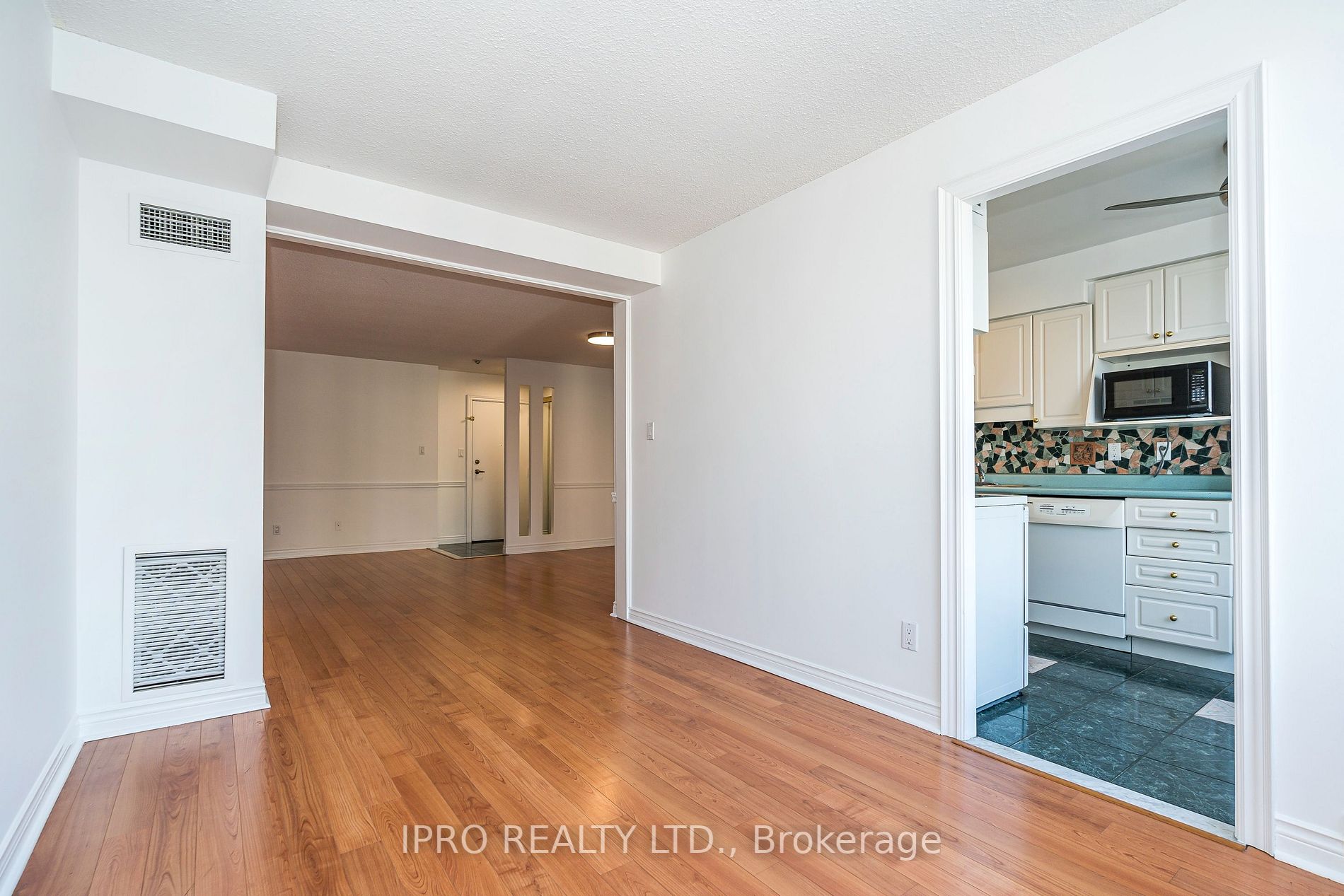 633 Bay St, #2403