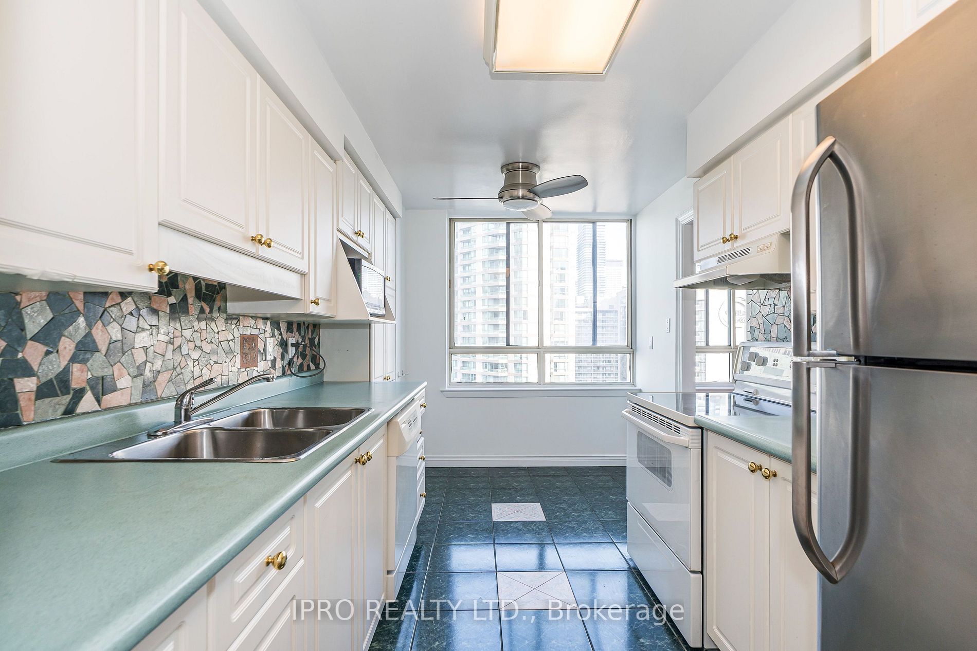 633 Bay St, #2403