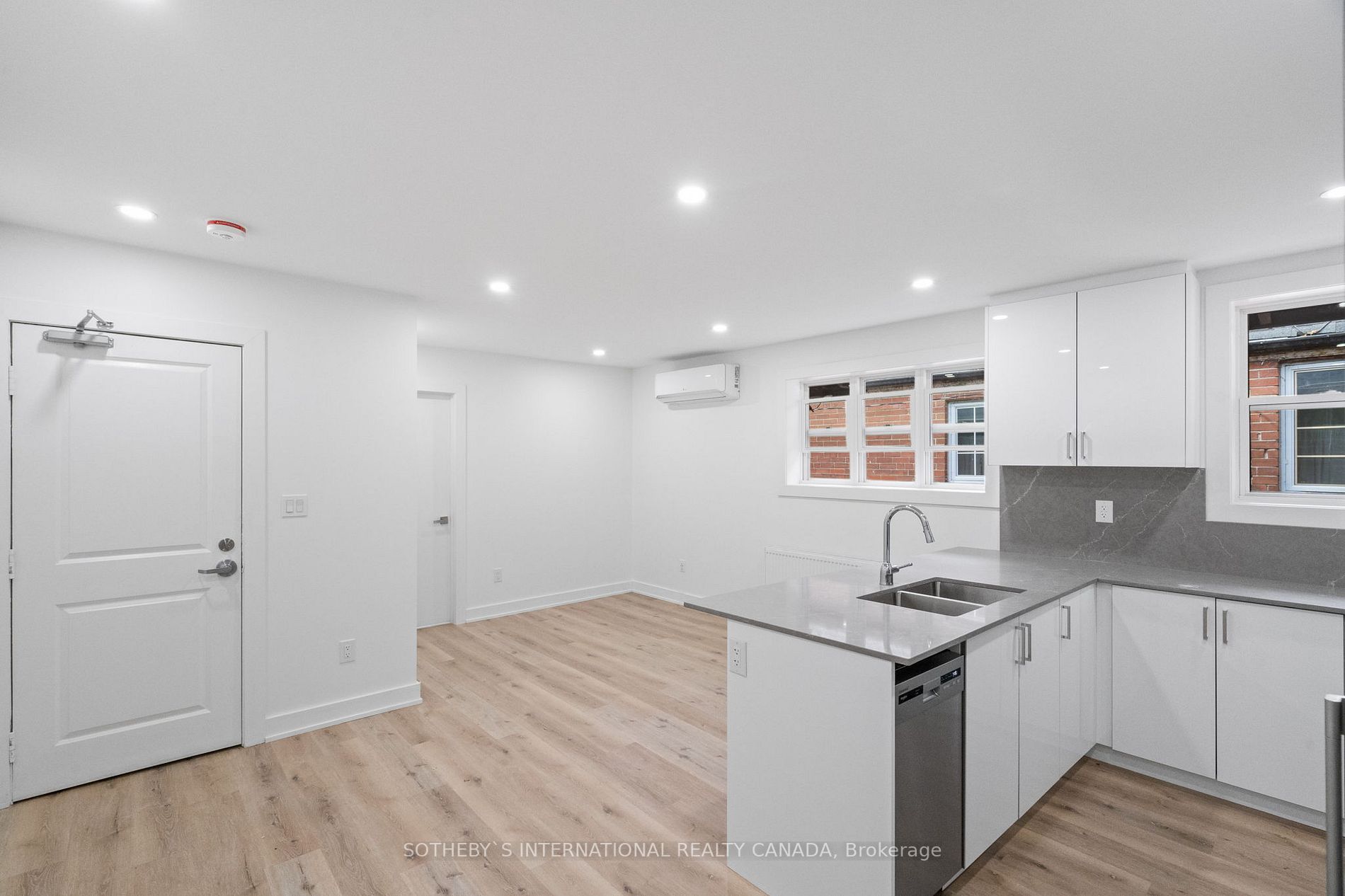 28 Strathgowan Ave, #Upper