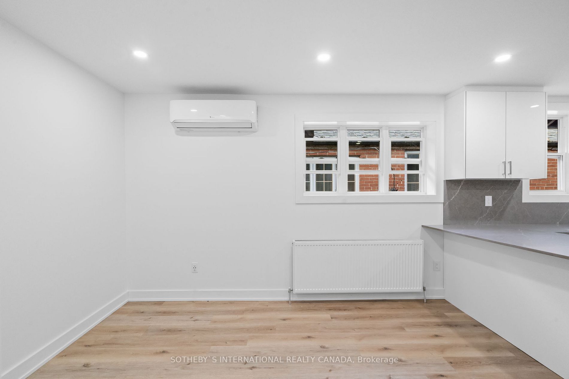 28 Strathgowan Ave, #Upper