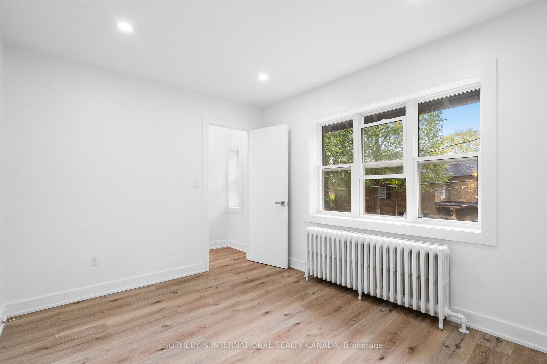 28 Strathgowan Ave, #Upper