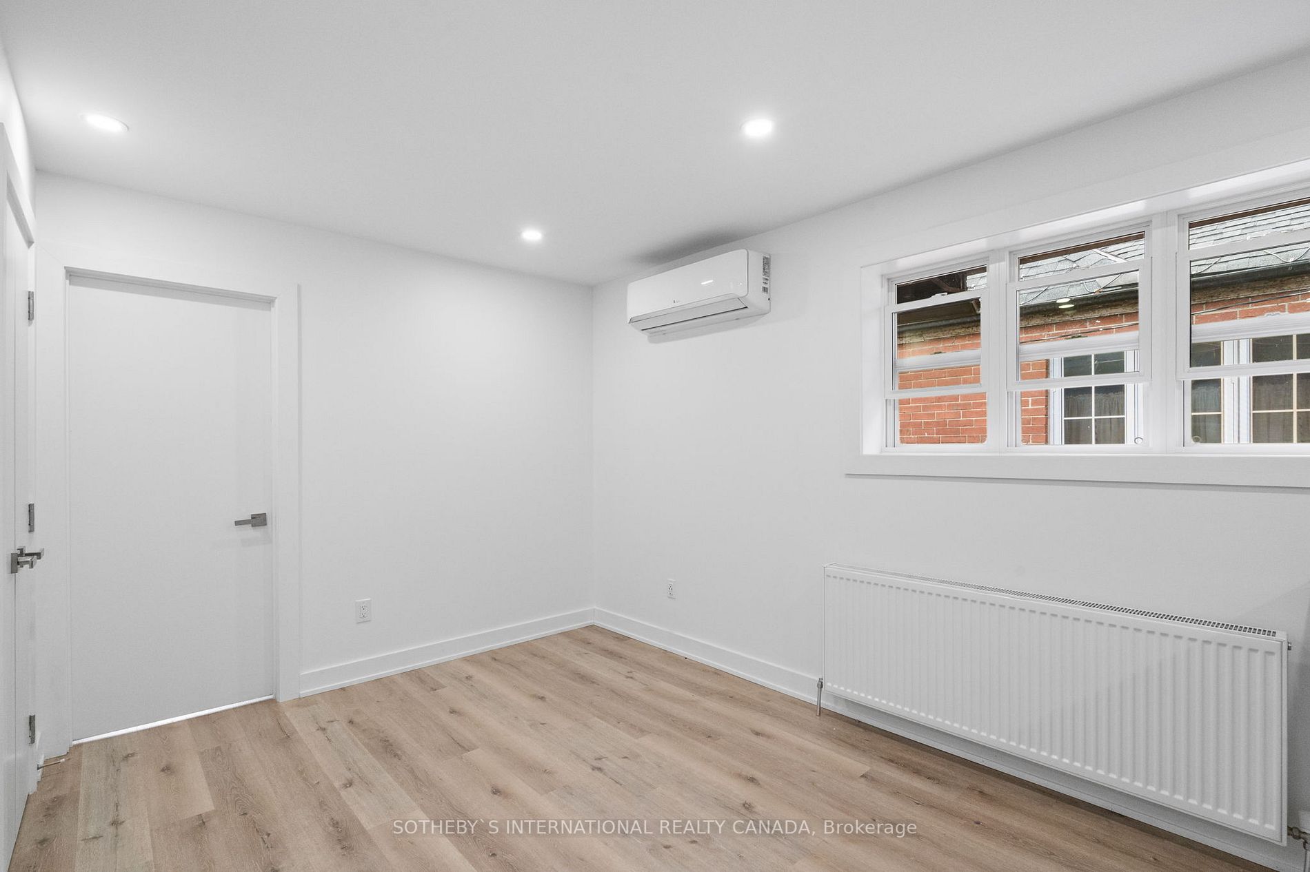 28 Strathgowan Ave, #Upper