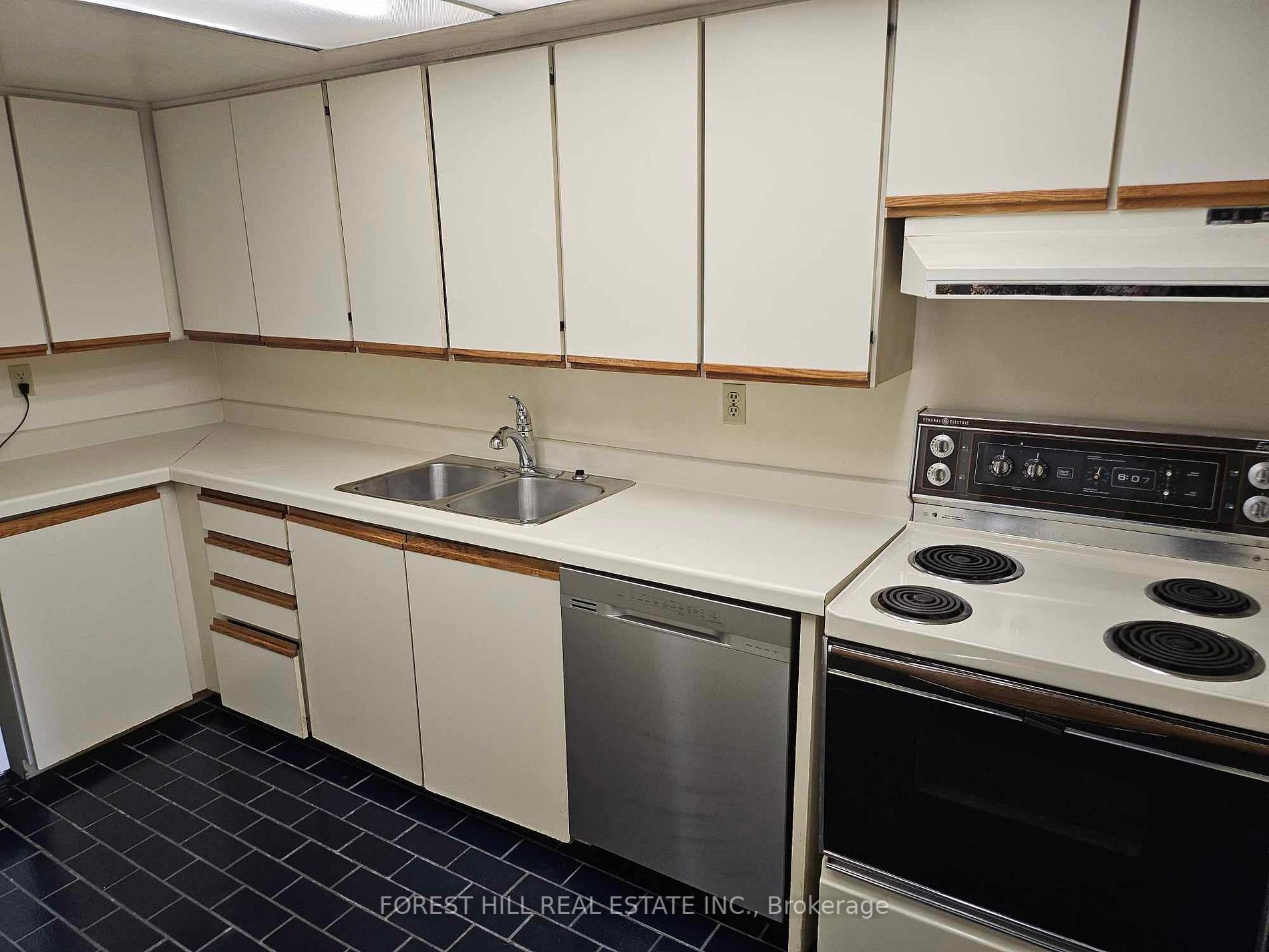 360 Bloor St E, #511