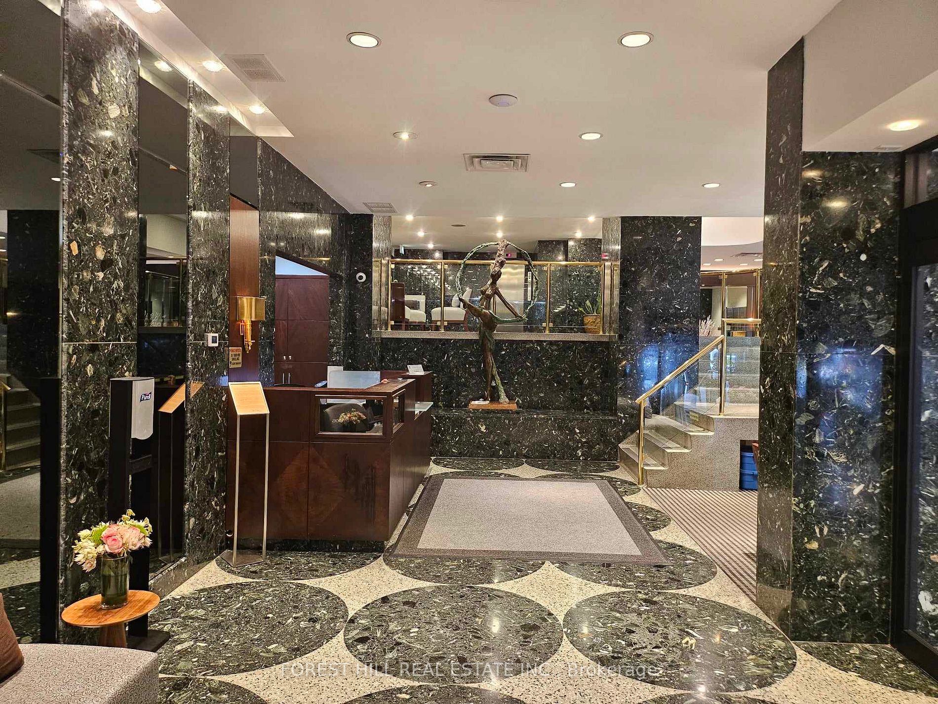 360 Bloor Ave E, #511