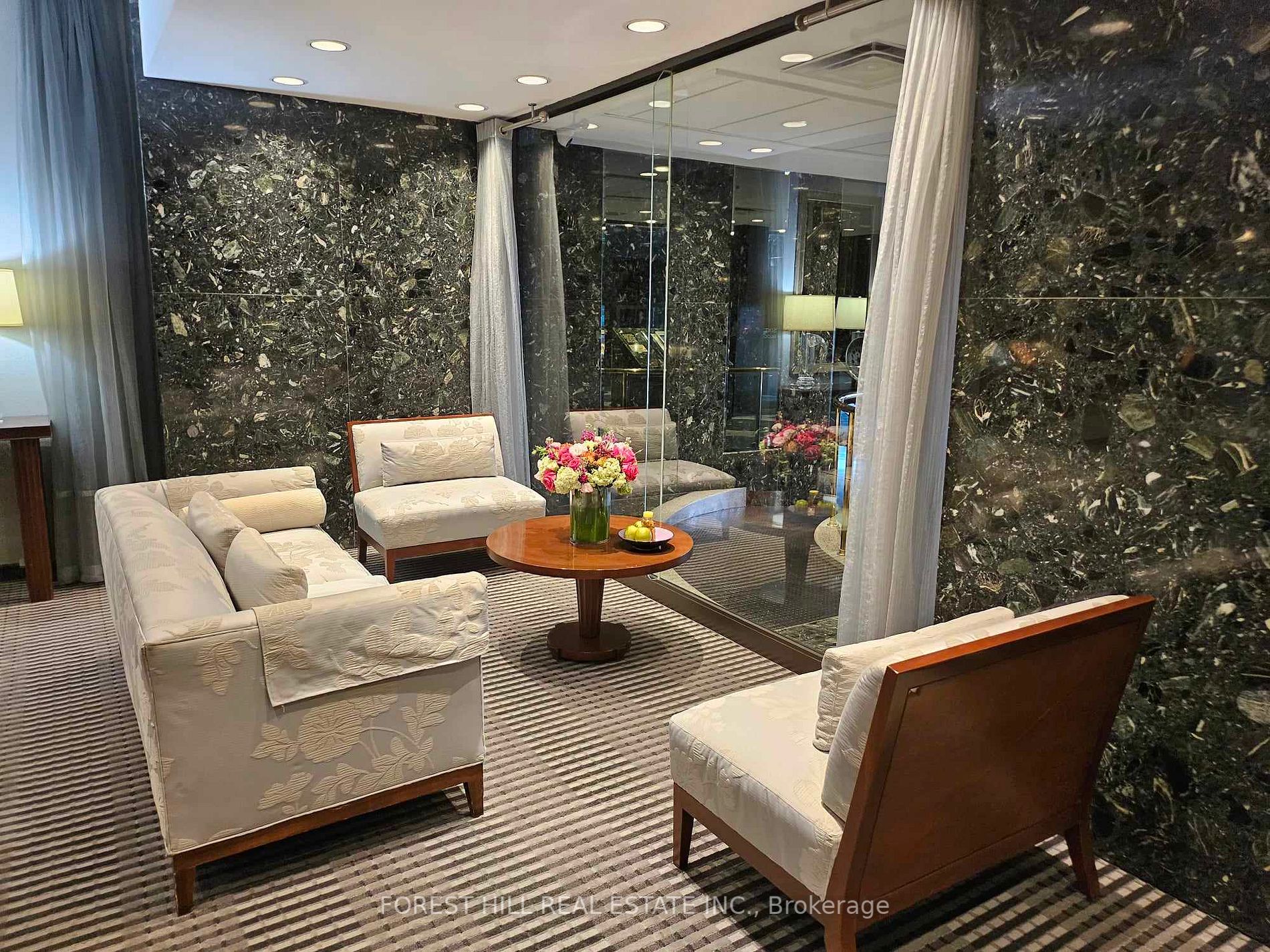 360 Bloor St E, #511