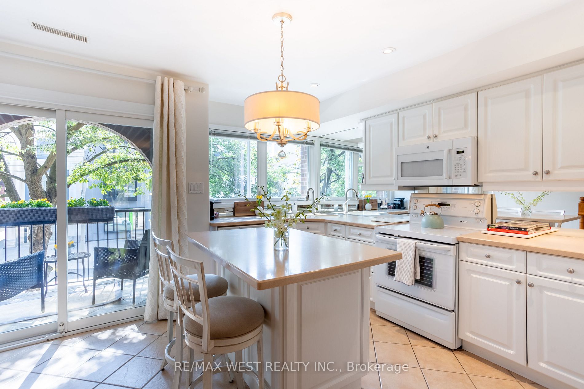 108 Dupont St