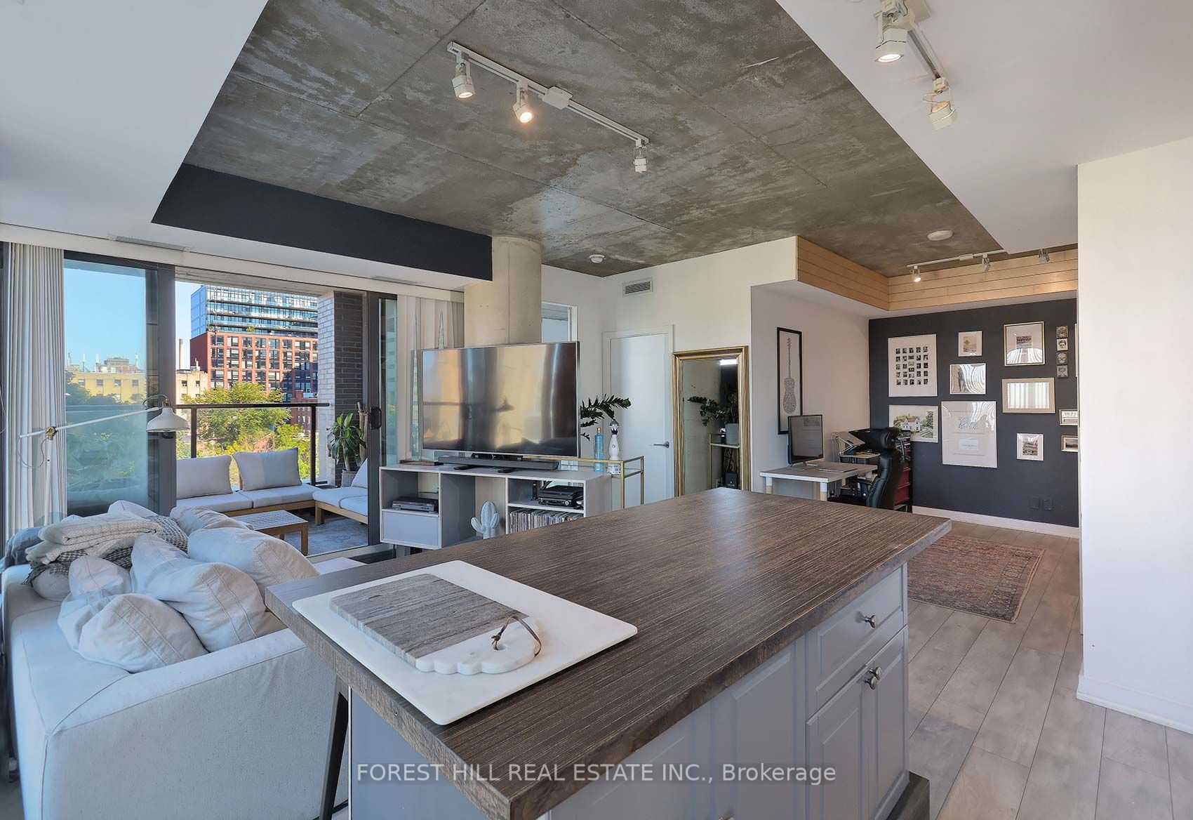 111 Bathurst St, #512