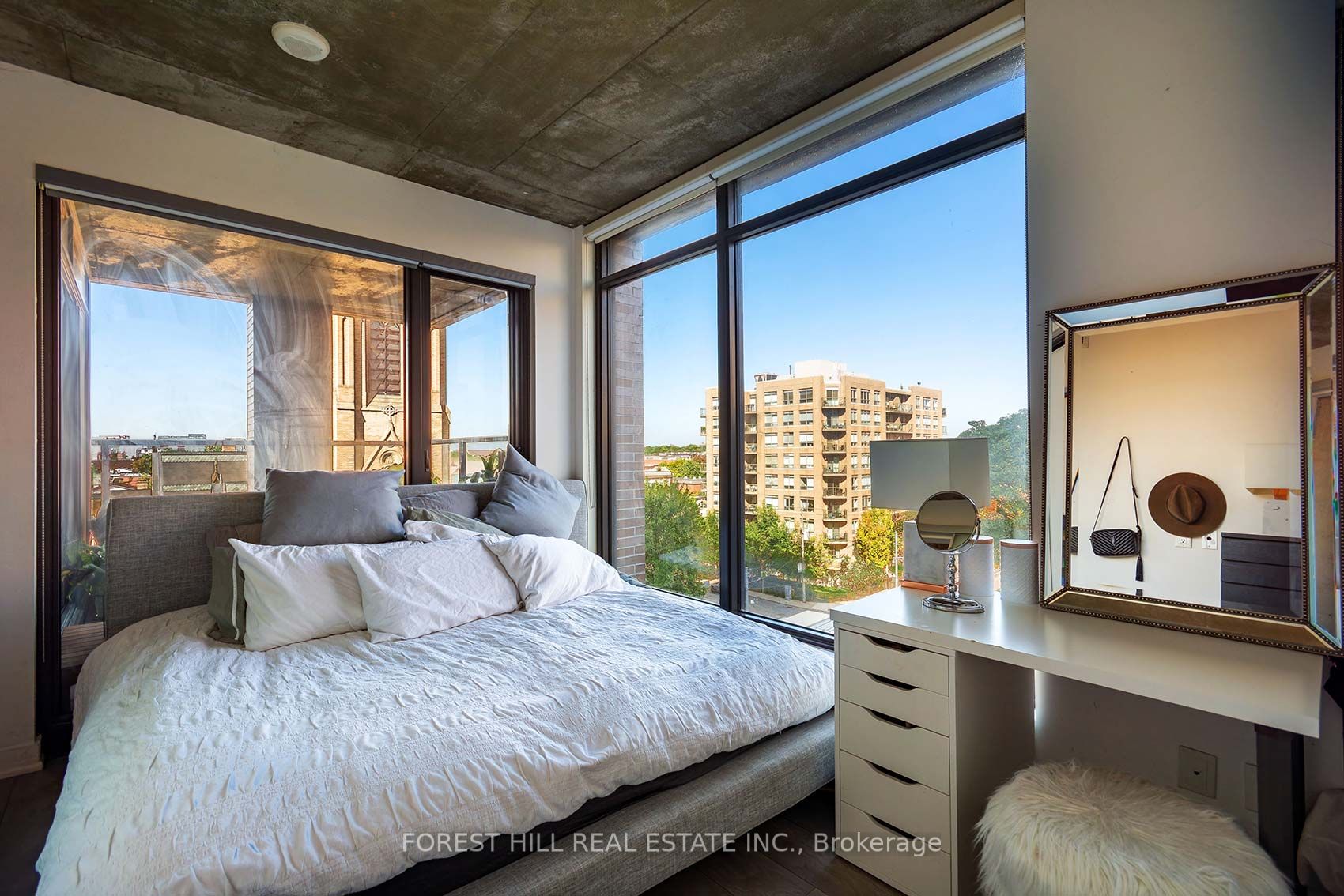 111 Bathurst St, #512