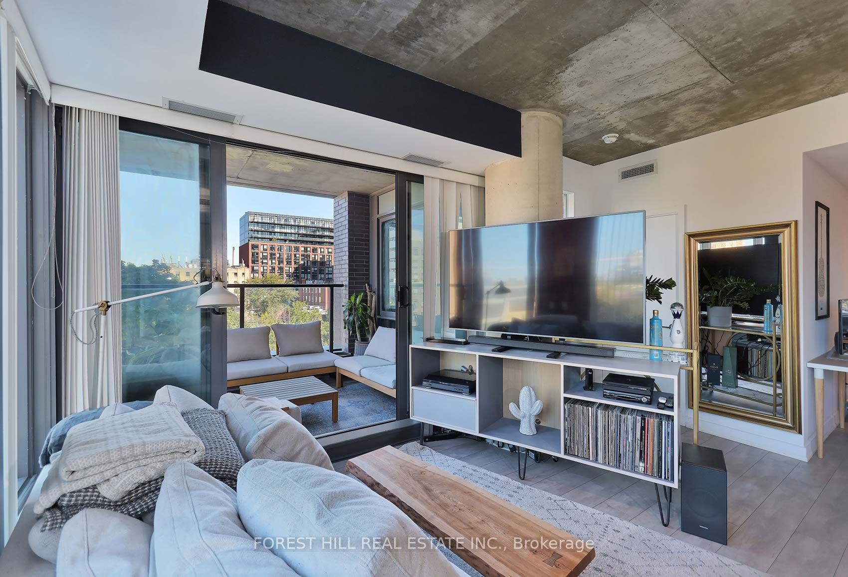 111 Bathurst St, #512