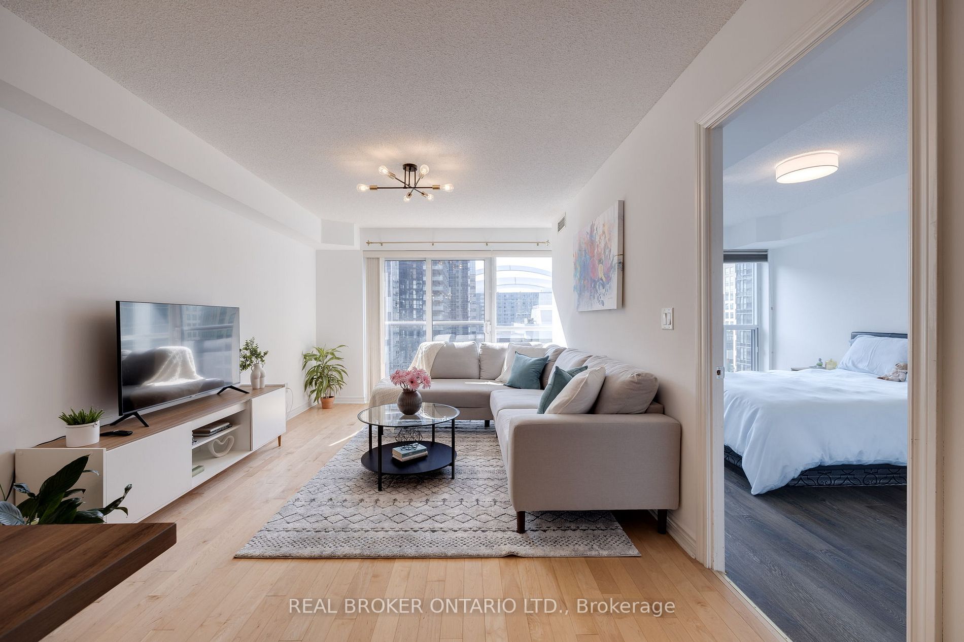 250 Wellington St W, #933