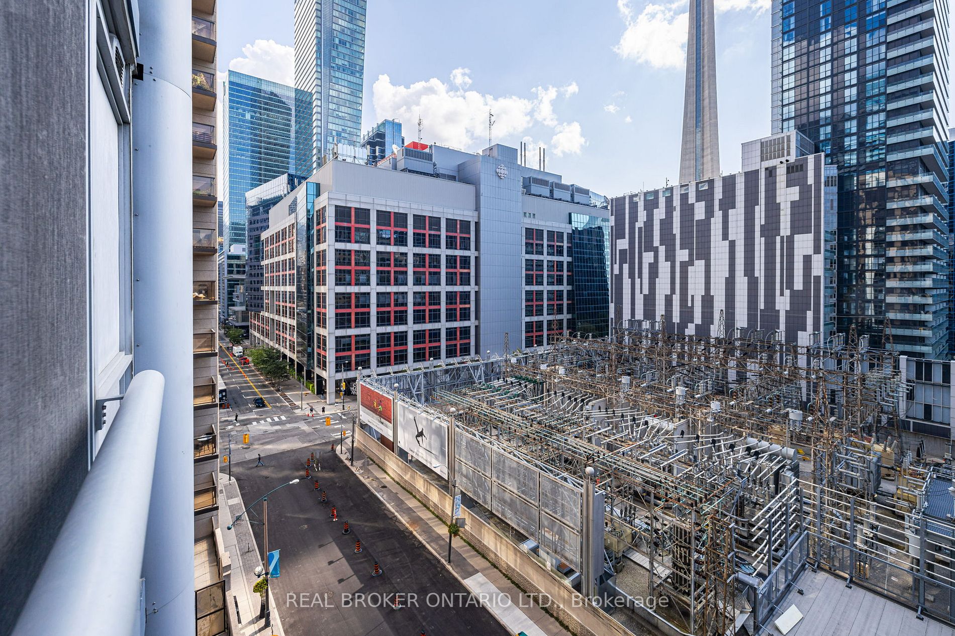250 Wellington St W, #933