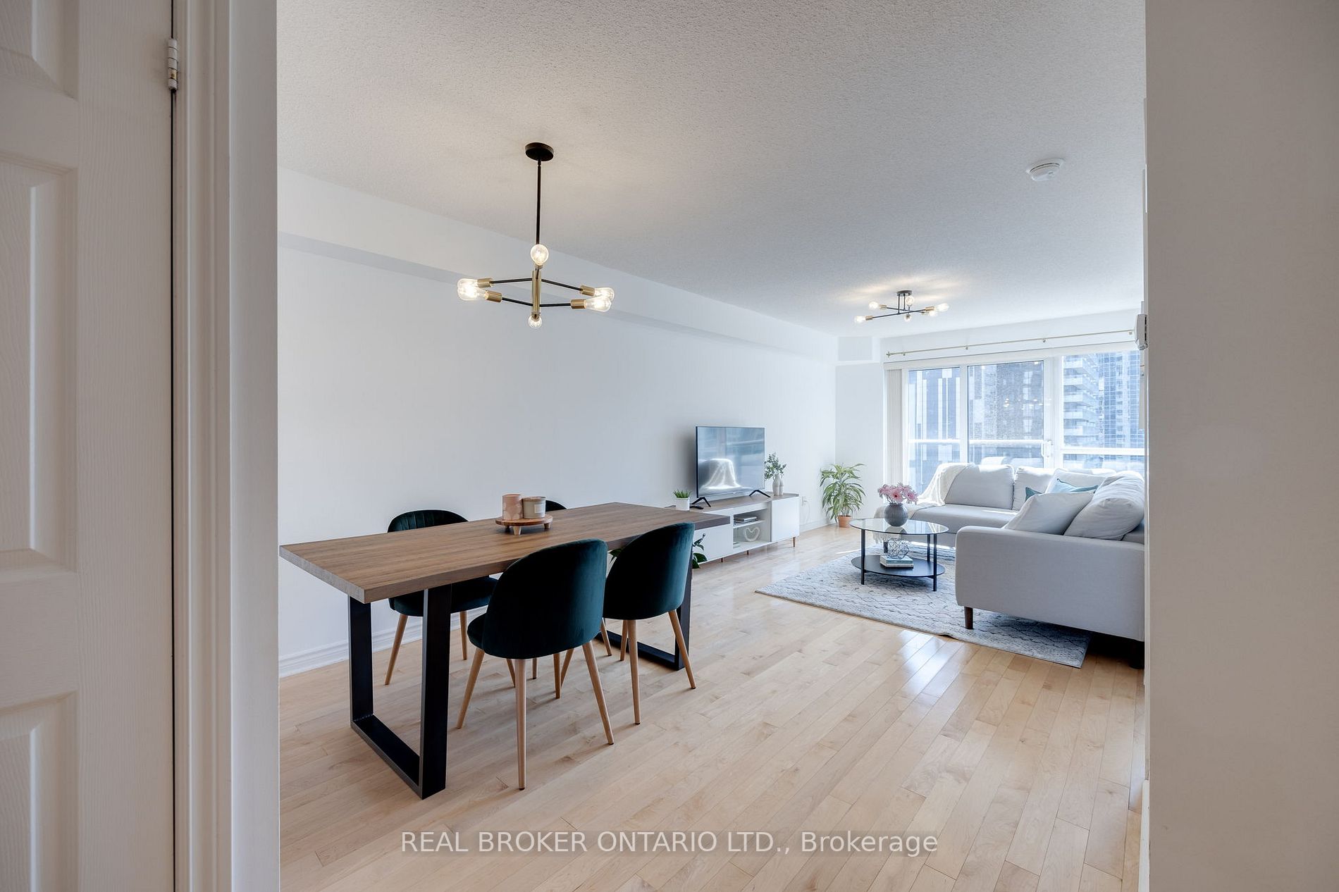 250 Wellington St W, #933