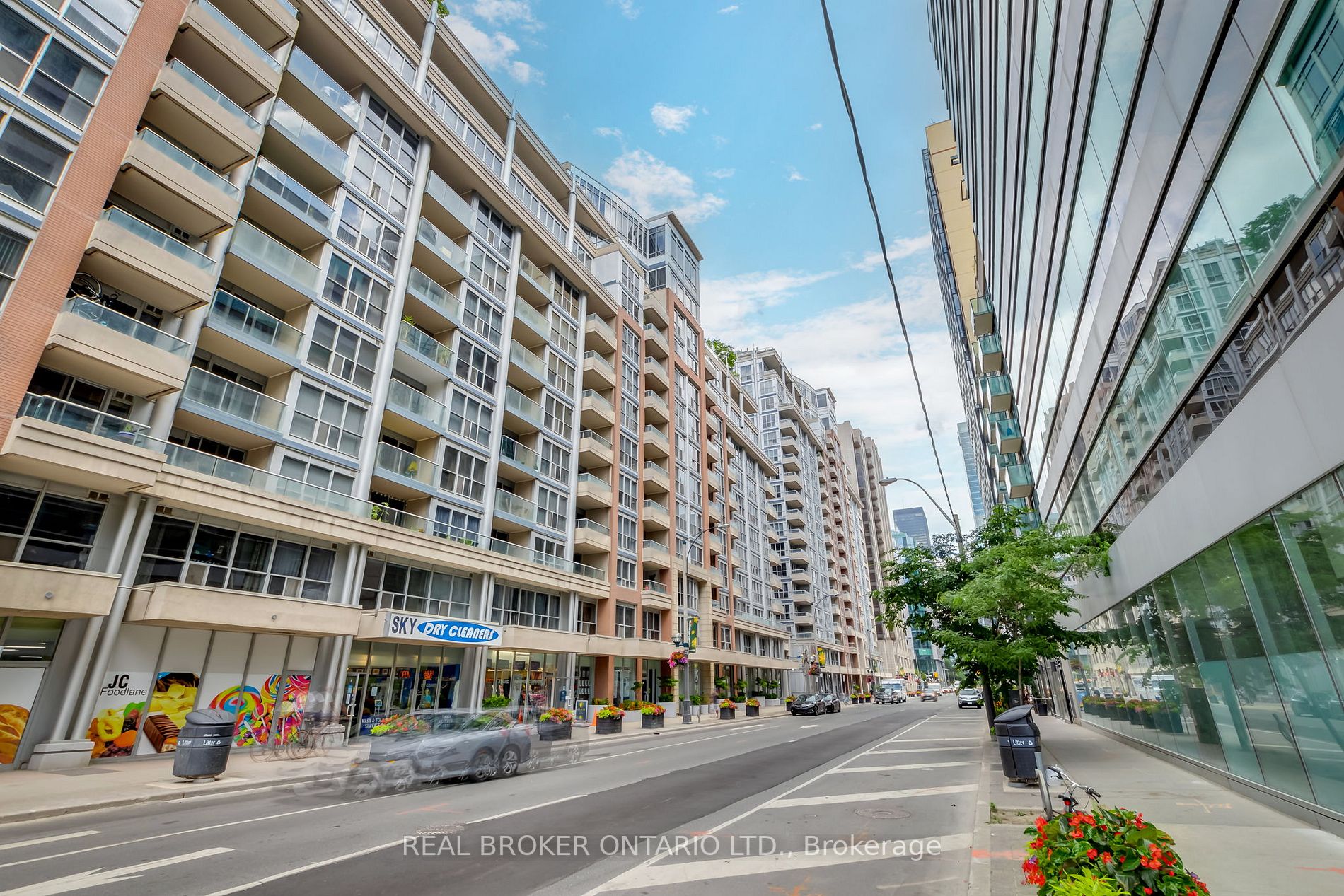 250 Wellington St W, #933