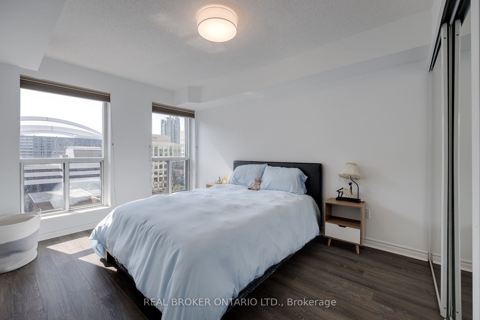 250 Wellington St W, #933