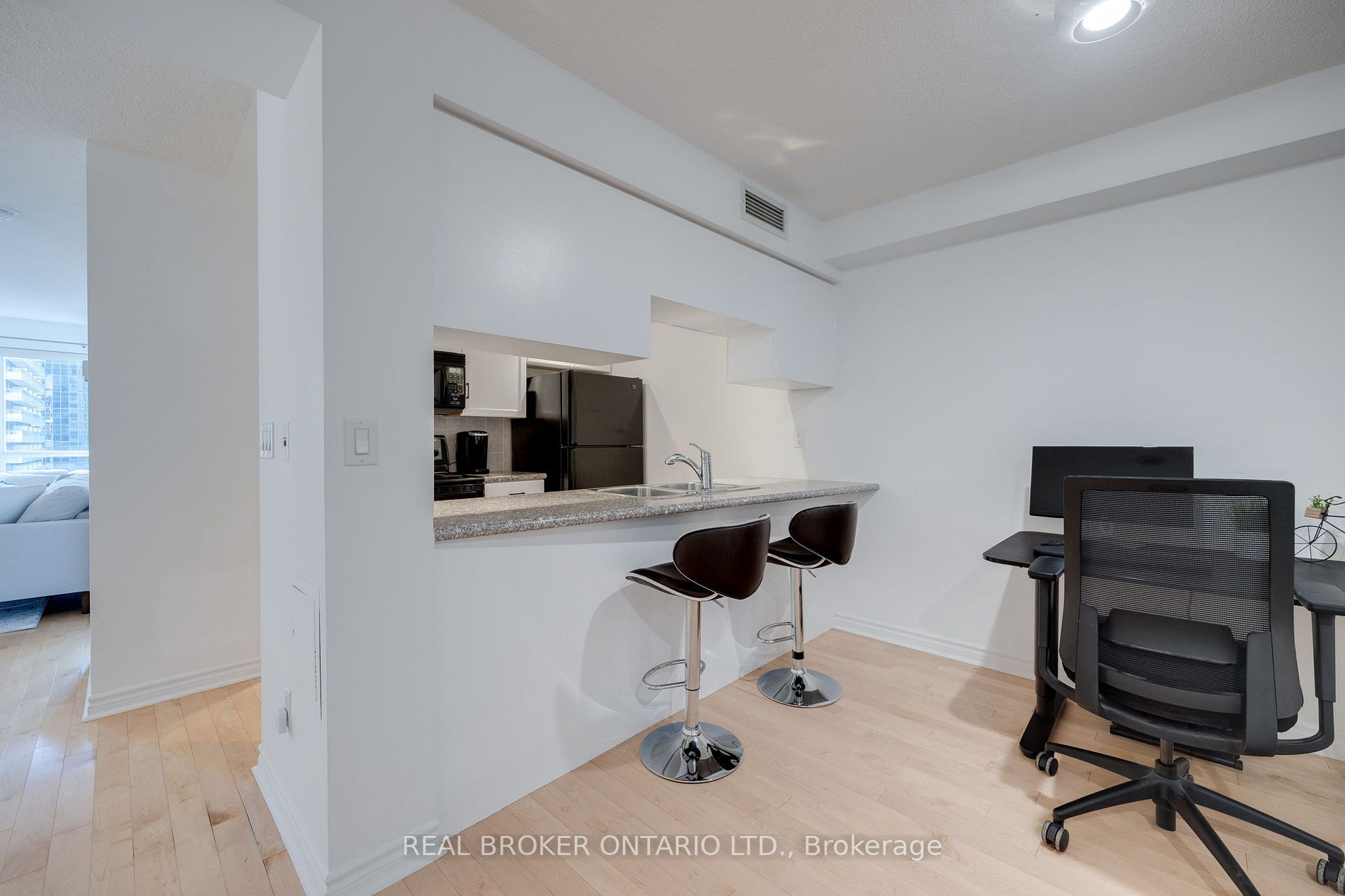 250 Wellington St W, #933
