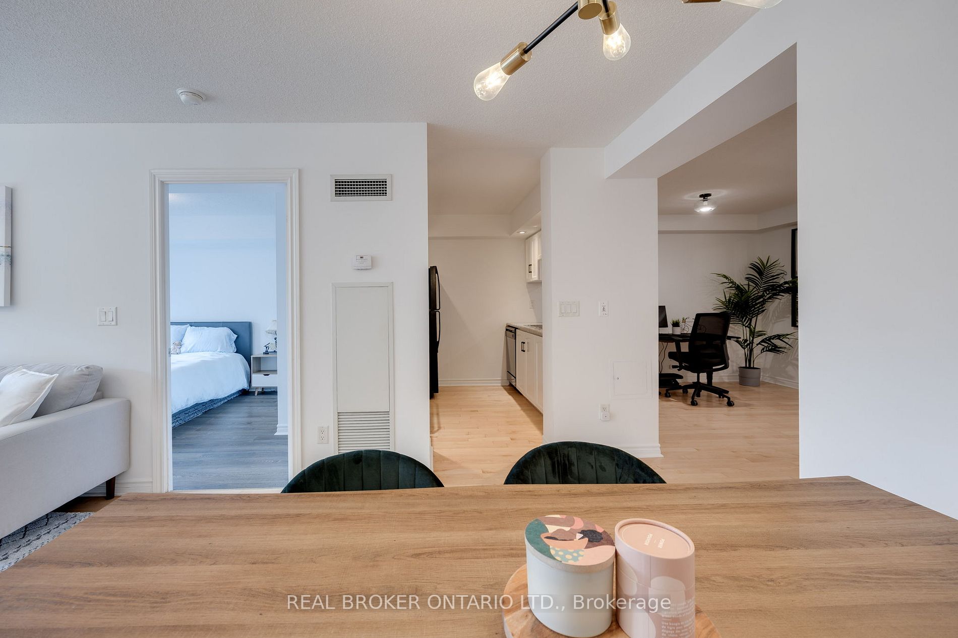 250 Wellington St W, #933
