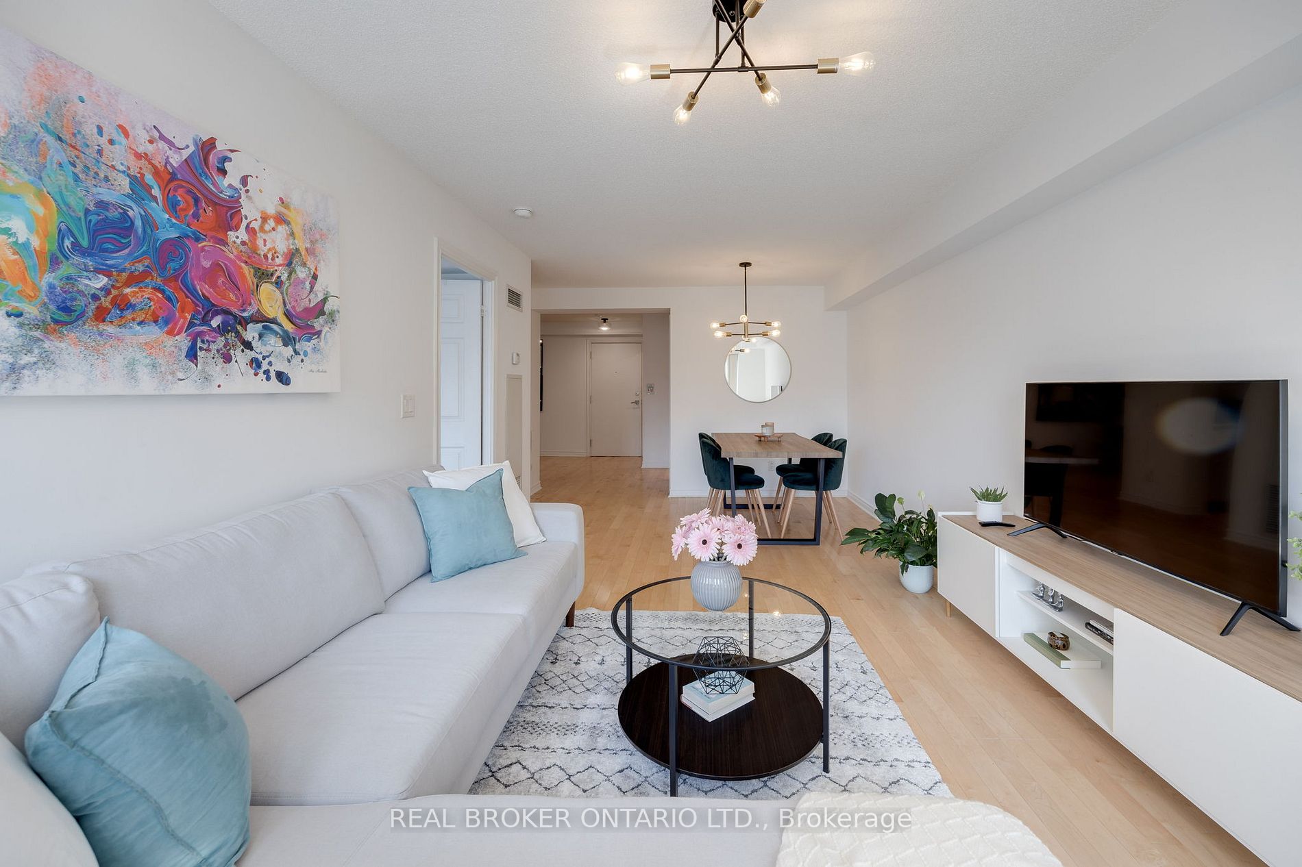 250 Wellington St W, #933