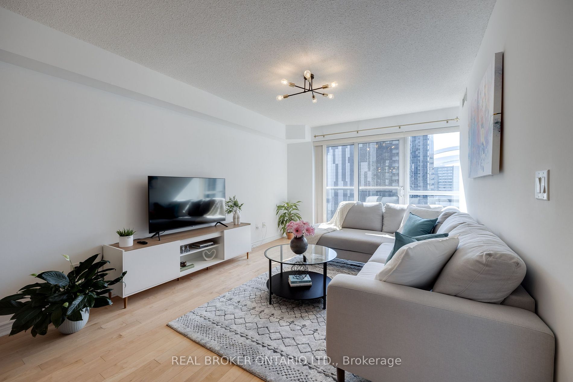 250 Wellington St W, #933